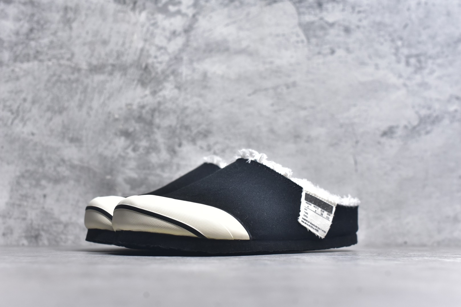 图片[2]-#xVESSEL Cabin One 吴建豪同款头等舱复古帆布穆勒鞋休闲舒适包头拖鞋 男女同款 XVESSEL是一个将解构主义与标志性设计元素触合的品牌，自2017年推出标志性软木硫化帆布鞋，多年来以热点设计元素融合解构主义，呈现视角的潮流单品。自成立以来，XVESSEL已经与LANVIN、Marvel、奔驰、山本耀司、G-Shock、Readymade等国际品牌和时代人物展开合作。XVESSEL前缀中的x代表着大胆自信的冒险精神，VESSEL一词除了可以解释为船的意思外，也可以理解血管的含义。代表着品牌就像一艘无畏驶向未知的船，也像是人们生活中流动的血液。xVESSEL就是建立于自己的一个媒介，能够传达出自己对爱和个性的感受和看法。尺码：35 36 37 38 39 40 41 42 43 44 45-选品中心