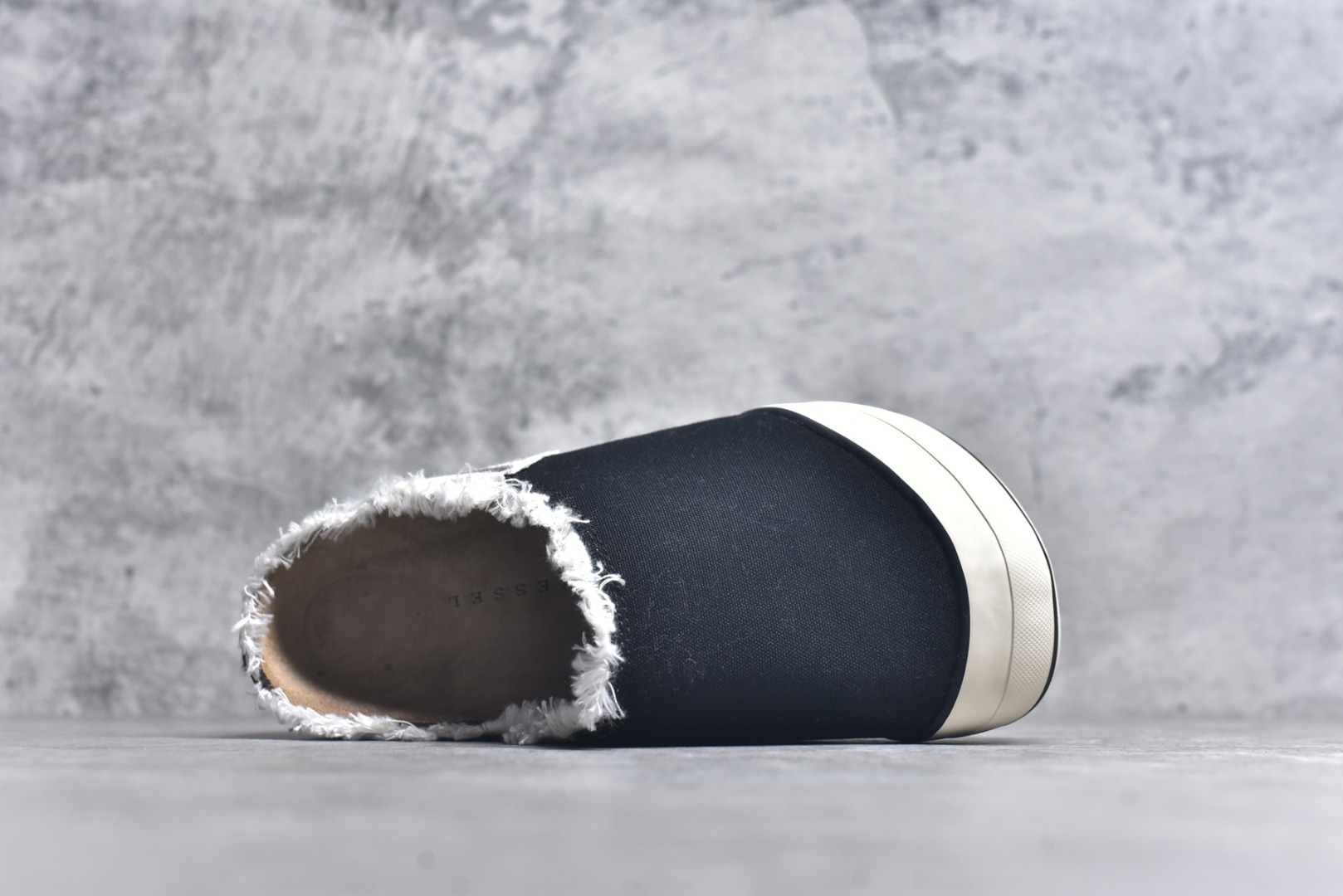 图片[4]-#xVESSEL Cabin One 吴建豪同款头等舱复古帆布穆勒鞋休闲舒适包头拖鞋 男女同款 XVESSEL是一个将解构主义与标志性设计元素触合的品牌，自2017年推出标志性软木硫化帆布鞋，多年来以热点设计元素融合解构主义，呈现视角的潮流单品。自成立以来，XVESSEL已经与LANVIN、Marvel、奔驰、山本耀司、G-Shock、Readymade等国际品牌和时代人物展开合作。XVESSEL前缀中的x代表着大胆自信的冒险精神，VESSEL一词除了可以解释为船的意思外，也可以理解血管的含义。代表着品牌就像一艘无畏驶向未知的船，也像是人们生活中流动的血液。xVESSEL就是建立于自己的一个媒介，能够传达出自己对爱和个性的感受和看法。尺码：35 36 37 38 39 40 41 42 43 44 45-选品中心