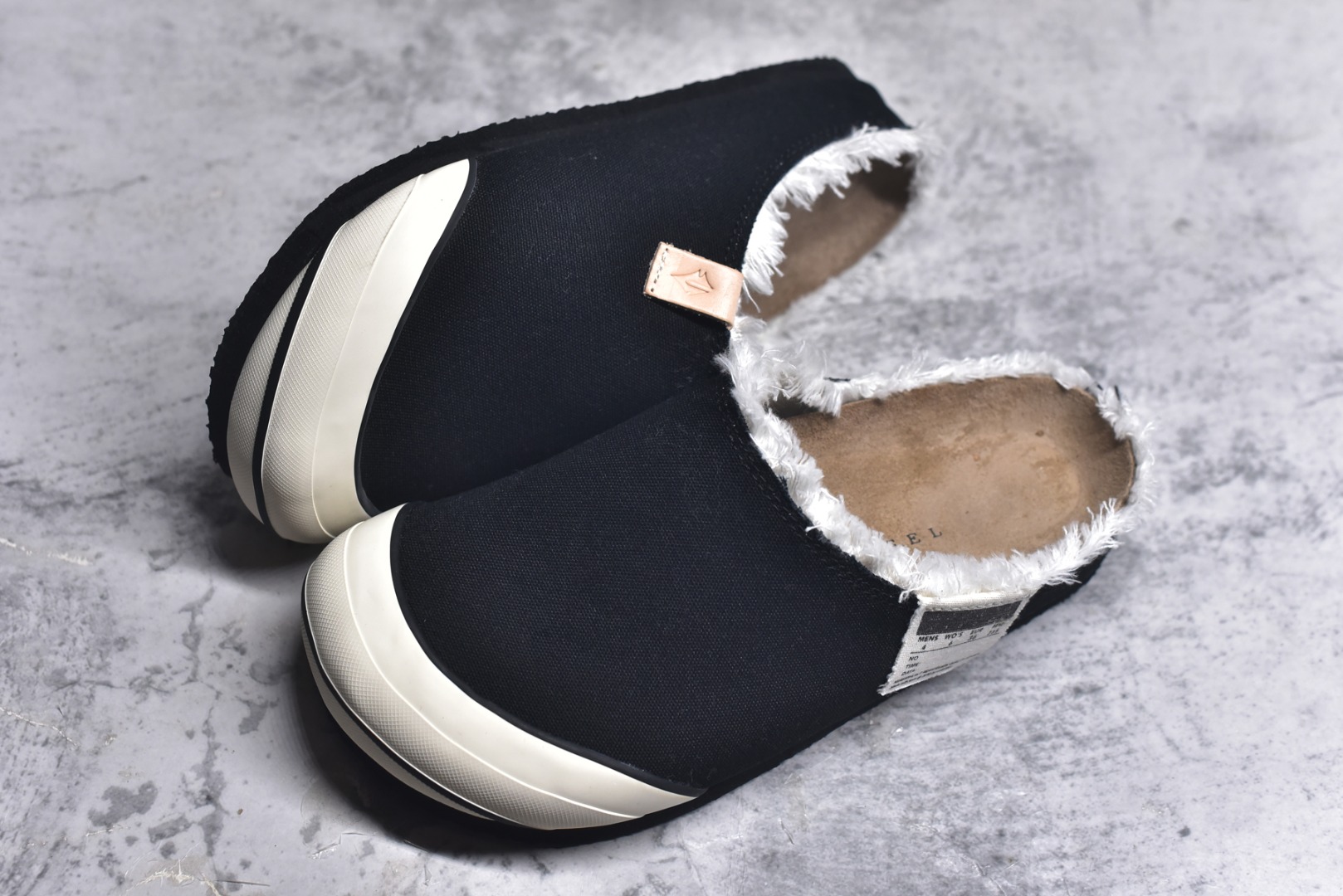 图片[7]-#xVESSEL Cabin One 吴建豪同款头等舱复古帆布穆勒鞋休闲舒适包头拖鞋 男女同款 XVESSEL是一个将解构主义与标志性设计元素触合的品牌，自2017年推出标志性软木硫化帆布鞋，多年来以热点设计元素融合解构主义，呈现视角的潮流单品。自成立以来，XVESSEL已经与LANVIN、Marvel、奔驰、山本耀司、G-Shock、Readymade等国际品牌和时代人物展开合作。XVESSEL前缀中的x代表着大胆自信的冒险精神，VESSEL一词除了可以解释为船的意思外，也可以理解血管的含义。代表着品牌就像一艘无畏驶向未知的船，也像是人们生活中流动的血液。xVESSEL就是建立于自己的一个媒介，能够传达出自己对爱和个性的感受和看法。尺码：35 36 37 38 39 40 41 42 43 44 45-选品中心