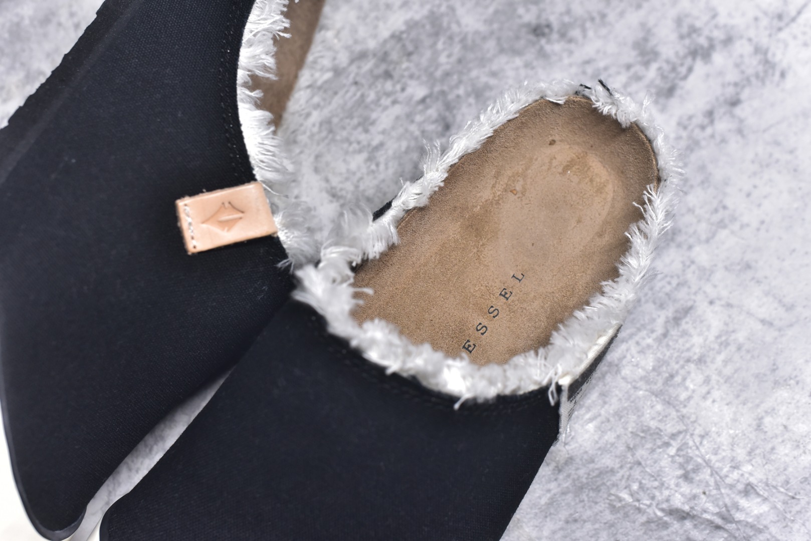 图片[9]-#xVESSEL Cabin One 吴建豪同款头等舱复古帆布穆勒鞋休闲舒适包头拖鞋 男女同款 XVESSEL是一个将解构主义与标志性设计元素触合的品牌，自2017年推出标志性软木硫化帆布鞋，多年来以热点设计元素融合解构主义，呈现视角的潮流单品。自成立以来，XVESSEL已经与LANVIN、Marvel、奔驰、山本耀司、G-Shock、Readymade等国际品牌和时代人物展开合作。XVESSEL前缀中的x代表着大胆自信的冒险精神，VESSEL一词除了可以解释为船的意思外，也可以理解血管的含义。代表着品牌就像一艘无畏驶向未知的船，也像是人们生活中流动的血液。xVESSEL就是建立于自己的一个媒介，能够传达出自己对爱和个性的感受和看法。尺码：35 36 37 38 39 40 41 42 43 44 45-选品中心