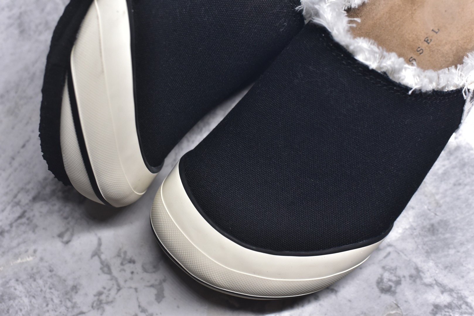 图片[8]-#xVESSEL Cabin One 吴建豪同款头等舱复古帆布穆勒鞋休闲舒适包头拖鞋 男女同款 XVESSEL是一个将解构主义与标志性设计元素触合的品牌，自2017年推出标志性软木硫化帆布鞋，多年来以热点设计元素融合解构主义，呈现视角的潮流单品。自成立以来，XVESSEL已经与LANVIN、Marvel、奔驰、山本耀司、G-Shock、Readymade等国际品牌和时代人物展开合作。XVESSEL前缀中的x代表着大胆自信的冒险精神，VESSEL一词除了可以解释为船的意思外，也可以理解血管的含义。代表着品牌就像一艘无畏驶向未知的船，也像是人们生活中流动的血液。xVESSEL就是建立于自己的一个媒介，能够传达出自己对爱和个性的感受和看法。尺码：35 36 37 38 39 40 41 42 43 44 45-选品中心