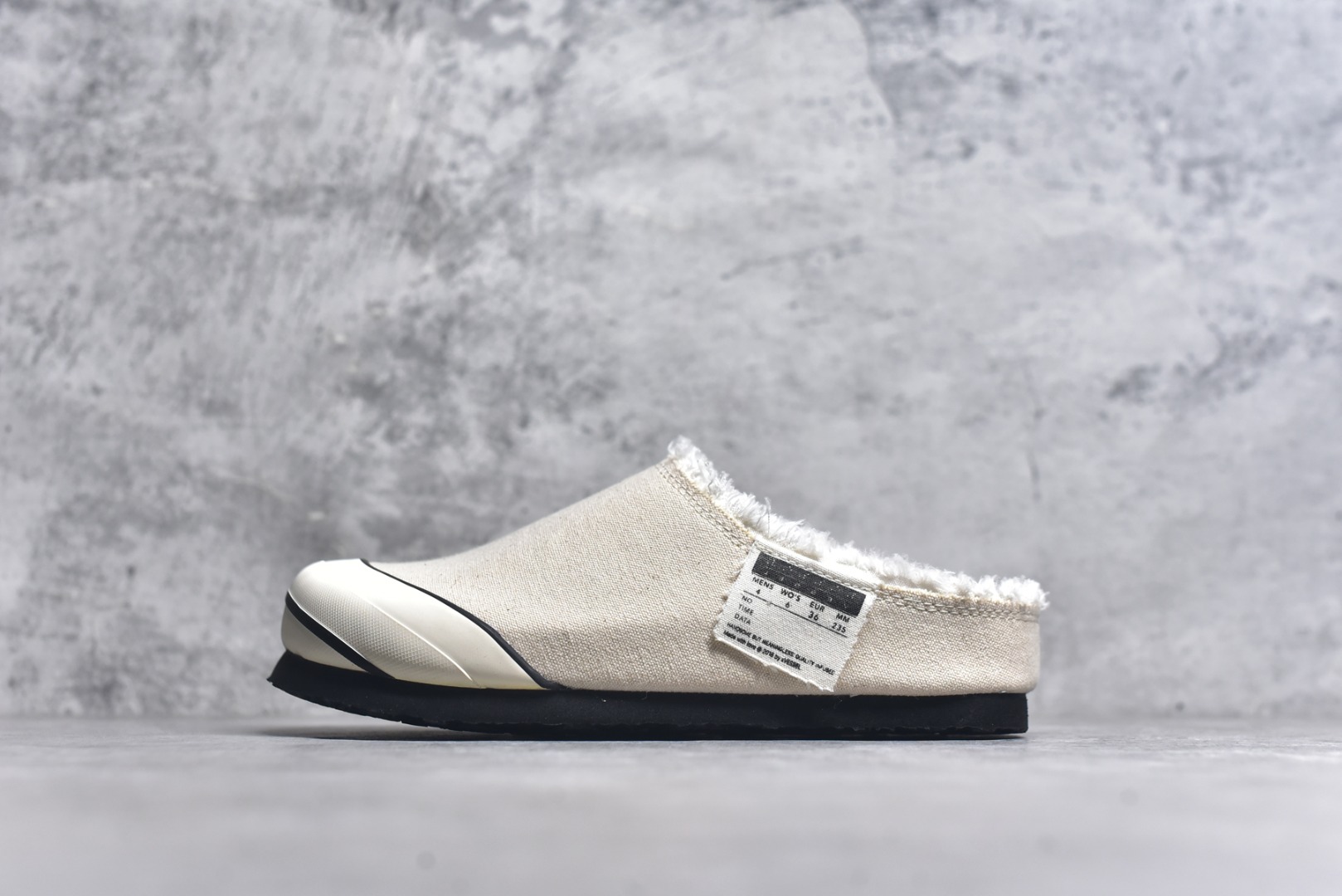 #xVESSEL Cabin One 吴建豪同款头等舱复古帆布穆勒鞋休闲舒适包头拖鞋 男女同款 XVESSEL是一个将解构主义与标志性设计元素触合的品牌，自2017年推出标志性软木硫化帆布鞋，多年来以热点设计元素融合解构主义，呈现视角的潮流单品。自成立以来，XVESSEL已经与LANVIN、Marvel、奔驰、山本耀司、G-Shock、Readymade等国际品牌和时代人物展开合作。XVESSEL前缀中的x代表着大胆自信的冒险精神，VESSEL一词除了可以解释为船的意思外，也可以理解血管的含义。代表着品牌就像一艘无畏驶向未知的船，也像是人们生活中流动的血液。xVESSEL就是建立于自己的一个媒介，能够传达出自己对爱和个性的感受和看法。尺码：35 36 37 38 39 40 41 42 43 44 45-选品中心