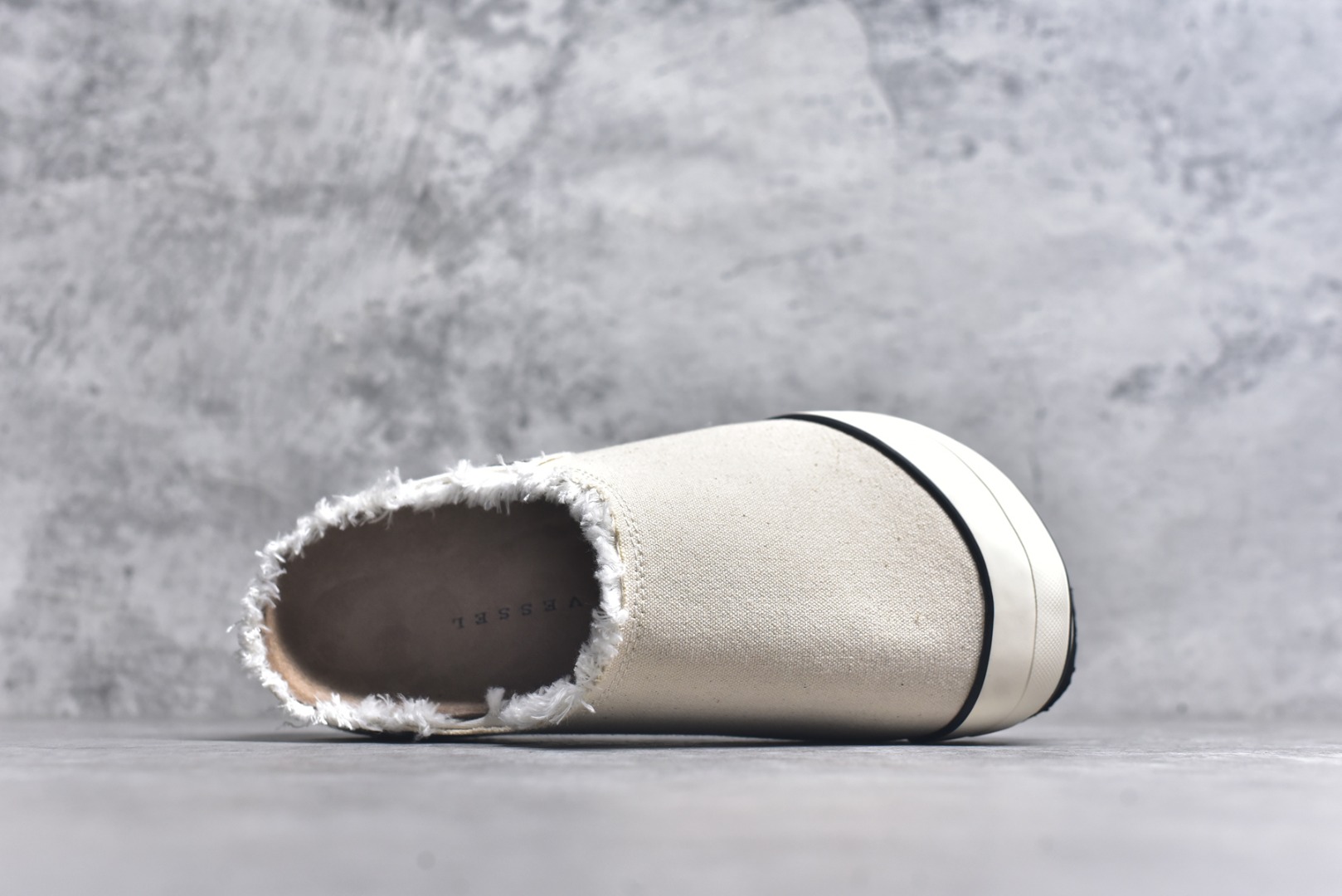 图片[4]-#xVESSEL Cabin One 吴建豪同款头等舱复古帆布穆勒鞋休闲舒适包头拖鞋 男女同款 XVESSEL是一个将解构主义与标志性设计元素触合的品牌，自2017年推出标志性软木硫化帆布鞋，多年来以热点设计元素融合解构主义，呈现视角的潮流单品。自成立以来，XVESSEL已经与LANVIN、Marvel、奔驰、山本耀司、G-Shock、Readymade等国际品牌和时代人物展开合作。XVESSEL前缀中的x代表着大胆自信的冒险精神，VESSEL一词除了可以解释为船的意思外，也可以理解血管的含义。代表着品牌就像一艘无畏驶向未知的船，也像是人们生活中流动的血液。xVESSEL就是建立于自己的一个媒介，能够传达出自己对爱和个性的感受和看法。尺码：35 36 37 38 39 40 41 42 43 44 45-选品中心