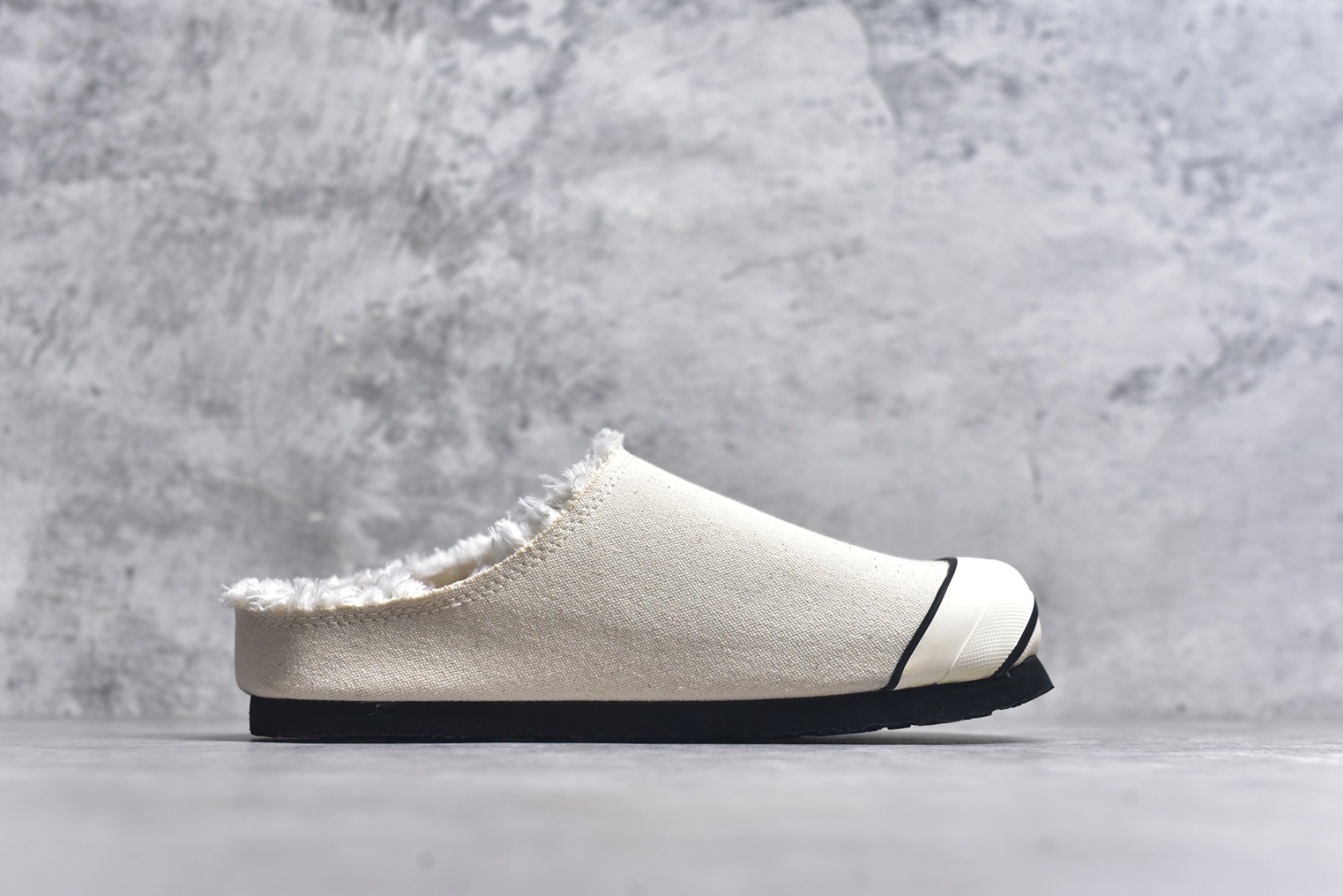 图片[3]-#xVESSEL Cabin One 吴建豪同款头等舱复古帆布穆勒鞋休闲舒适包头拖鞋 男女同款 XVESSEL是一个将解构主义与标志性设计元素触合的品牌，自2017年推出标志性软木硫化帆布鞋，多年来以热点设计元素融合解构主义，呈现视角的潮流单品。自成立以来，XVESSEL已经与LANVIN、Marvel、奔驰、山本耀司、G-Shock、Readymade等国际品牌和时代人物展开合作。XVESSEL前缀中的x代表着大胆自信的冒险精神，VESSEL一词除了可以解释为船的意思外，也可以理解血管的含义。代表着品牌就像一艘无畏驶向未知的船，也像是人们生活中流动的血液。xVESSEL就是建立于自己的一个媒介，能够传达出自己对爱和个性的感受和看法。尺码：35 36 37 38 39 40 41 42 43 44 45-选品中心