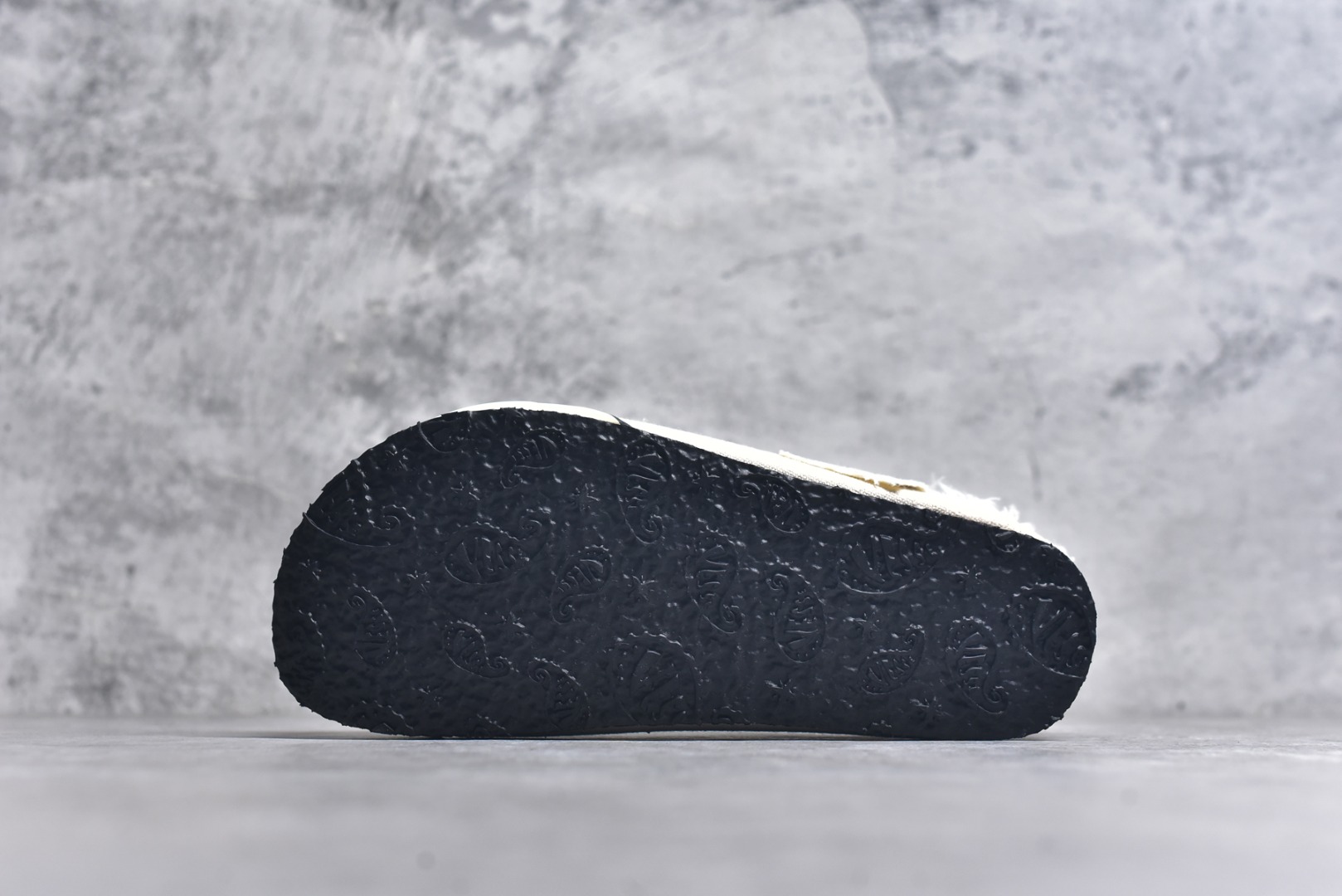 图片[6]-#xVESSEL Cabin One 吴建豪同款头等舱复古帆布穆勒鞋休闲舒适包头拖鞋 男女同款 XVESSEL是一个将解构主义与标志性设计元素触合的品牌，自2017年推出标志性软木硫化帆布鞋，多年来以热点设计元素融合解构主义，呈现视角的潮流单品。自成立以来，XVESSEL已经与LANVIN、Marvel、奔驰、山本耀司、G-Shock、Readymade等国际品牌和时代人物展开合作。XVESSEL前缀中的x代表着大胆自信的冒险精神，VESSEL一词除了可以解释为船的意思外，也可以理解血管的含义。代表着品牌就像一艘无畏驶向未知的船，也像是人们生活中流动的血液。xVESSEL就是建立于自己的一个媒介，能够传达出自己对爱和个性的感受和看法。尺码：35 36 37 38 39 40 41 42 43 44 45-选品中心