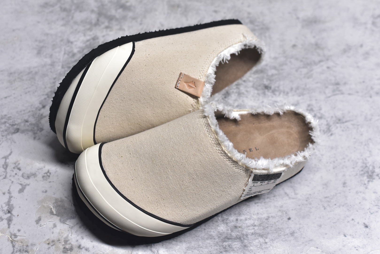 图片[7]-#xVESSEL Cabin One 吴建豪同款头等舱复古帆布穆勒鞋休闲舒适包头拖鞋 男女同款 XVESSEL是一个将解构主义与标志性设计元素触合的品牌，自2017年推出标志性软木硫化帆布鞋，多年来以热点设计元素融合解构主义，呈现视角的潮流单品。自成立以来，XVESSEL已经与LANVIN、Marvel、奔驰、山本耀司、G-Shock、Readymade等国际品牌和时代人物展开合作。XVESSEL前缀中的x代表着大胆自信的冒险精神，VESSEL一词除了可以解释为船的意思外，也可以理解血管的含义。代表着品牌就像一艘无畏驶向未知的船，也像是人们生活中流动的血液。xVESSEL就是建立于自己的一个媒介，能够传达出自己对爱和个性的感受和看法。尺码：35 36 37 38 39 40 41 42 43 44 45-选品中心