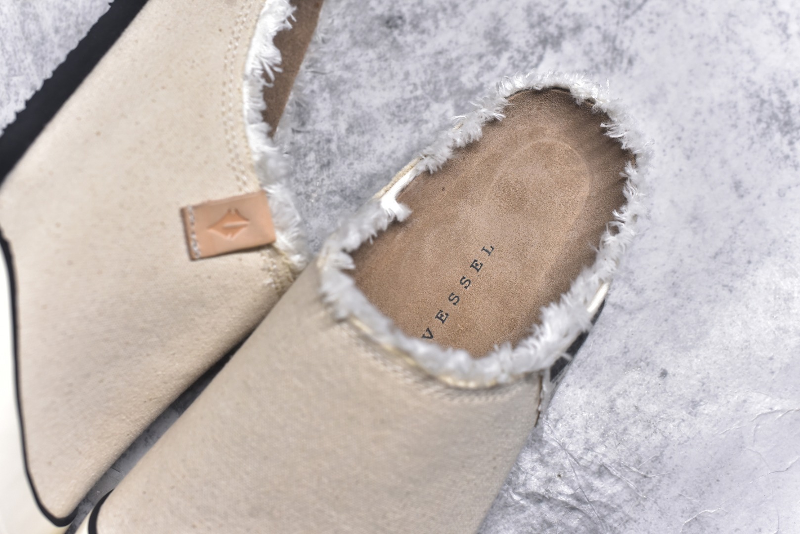 图片[9]-#xVESSEL Cabin One 吴建豪同款头等舱复古帆布穆勒鞋休闲舒适包头拖鞋 男女同款 XVESSEL是一个将解构主义与标志性设计元素触合的品牌，自2017年推出标志性软木硫化帆布鞋，多年来以热点设计元素融合解构主义，呈现视角的潮流单品。自成立以来，XVESSEL已经与LANVIN、Marvel、奔驰、山本耀司、G-Shock、Readymade等国际品牌和时代人物展开合作。XVESSEL前缀中的x代表着大胆自信的冒险精神，VESSEL一词除了可以解释为船的意思外，也可以理解血管的含义。代表着品牌就像一艘无畏驶向未知的船，也像是人们生活中流动的血液。xVESSEL就是建立于自己的一个媒介，能够传达出自己对爱和个性的感受和看法。尺码：35 36 37 38 39 40 41 42 43 44 45-选品中心