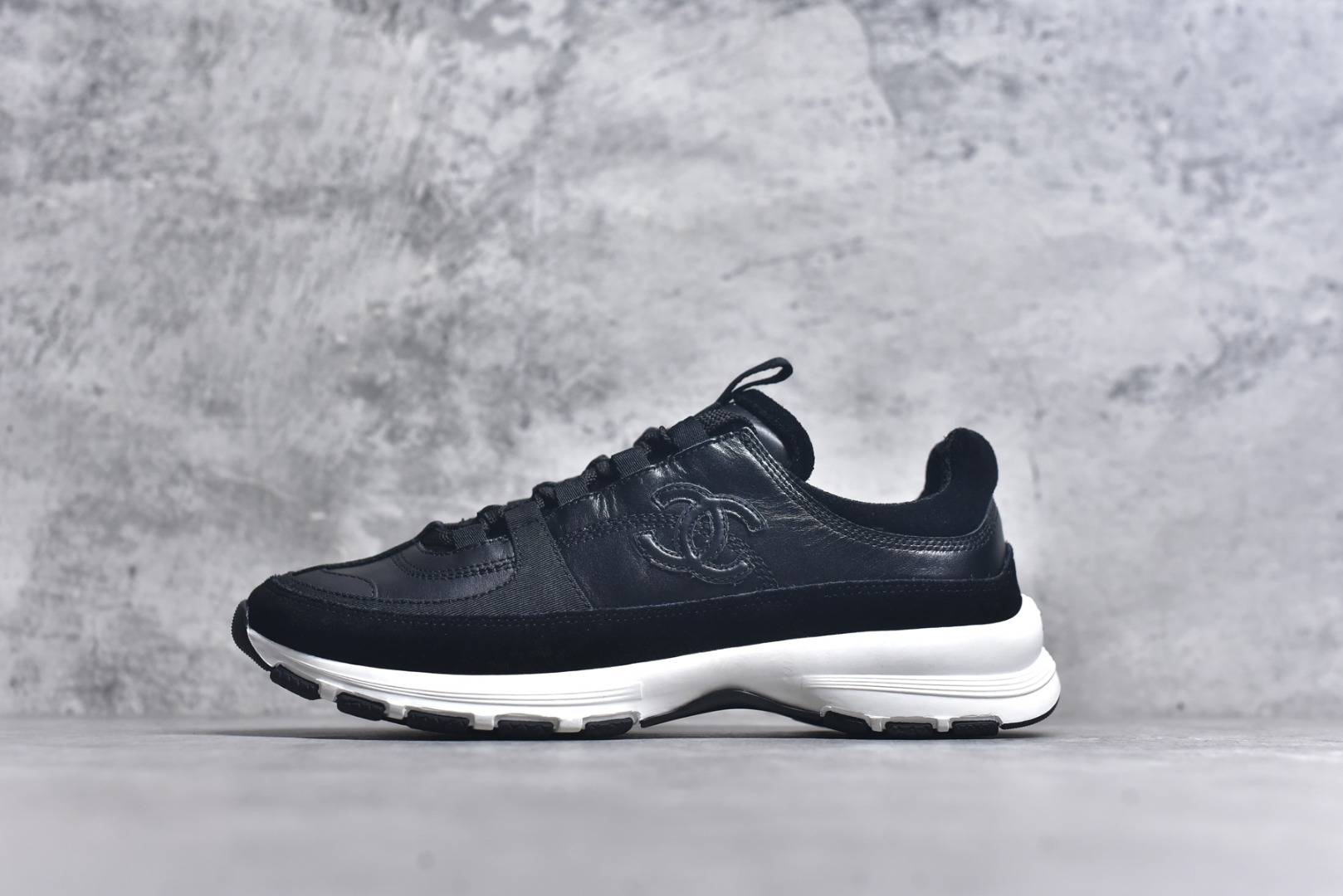 #X1 Chanel香奈儿﹣2025顶级休闲款运动鞋 小红书各大平台爆款 这款经典设计；鞋面多种工艺电绣的风格；大底却时尚运动；不平凡的拥入了多种配色…… 多混搭非常好看百搭，休闲，时尚，运动，户外都能兼顾….. 1鞋面采用：原版进口高丝光牛反绒＋进口混种羊皮 2内里采用：原版进口透气网 3大底根据：原版T组合大底 精品包装全套女35 36 37 38 39 40-选品中心