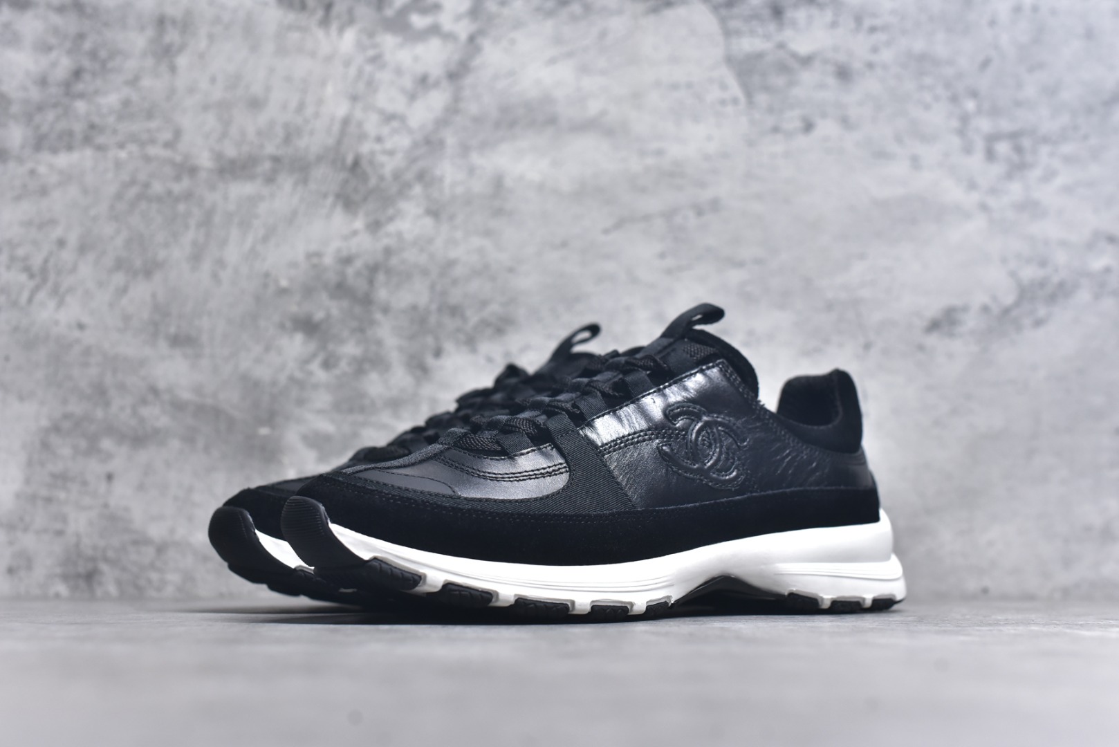 图片[2]-#X1 Chanel香奈儿﹣2025顶级休闲款运动鞋 小红书各大平台爆款 这款经典设计；鞋面多种工艺电绣的风格；大底却时尚运动；不平凡的拥入了多种配色…… 多混搭非常好看百搭，休闲，时尚，运动，户外都能兼顾….. 1鞋面采用：原版进口高丝光牛反绒＋进口混种羊皮 2内里采用：原版进口透气网 3大底根据：原版T组合大底 精品包装全套女35 36 37 38 39 40-选品中心