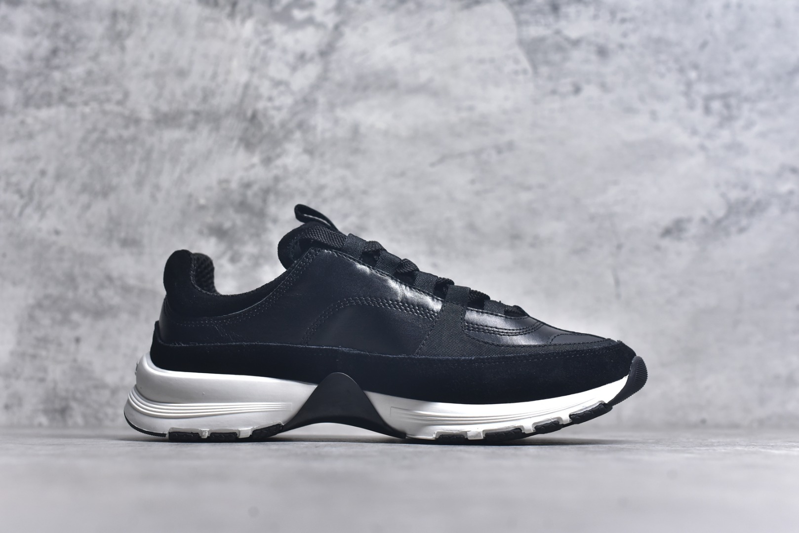 图片[3]-#X1 Chanel香奈儿﹣2025顶级休闲款运动鞋 小红书各大平台爆款 这款经典设计；鞋面多种工艺电绣的风格；大底却时尚运动；不平凡的拥入了多种配色…… 多混搭非常好看百搭，休闲，时尚，运动，户外都能兼顾….. 1鞋面采用：原版进口高丝光牛反绒＋进口混种羊皮 2内里采用：原版进口透气网 3大底根据：原版T组合大底 精品包装全套女35 36 37 38 39 40-选品中心