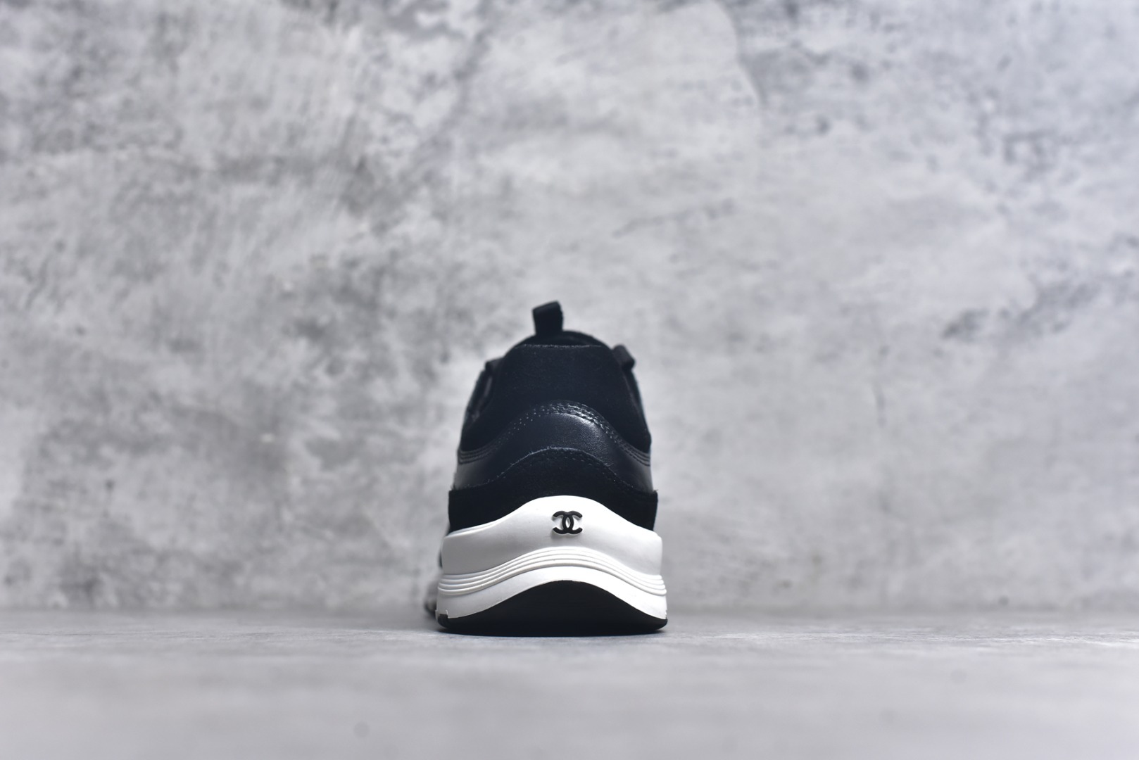 图片[5]-#X1 Chanel香奈儿﹣2025顶级休闲款运动鞋 小红书各大平台爆款 这款经典设计；鞋面多种工艺电绣的风格；大底却时尚运动；不平凡的拥入了多种配色…… 多混搭非常好看百搭，休闲，时尚，运动，户外都能兼顾….. 1鞋面采用：原版进口高丝光牛反绒＋进口混种羊皮 2内里采用：原版进口透气网 3大底根据：原版T组合大底 精品包装全套女35 36 37 38 39 40-选品中心