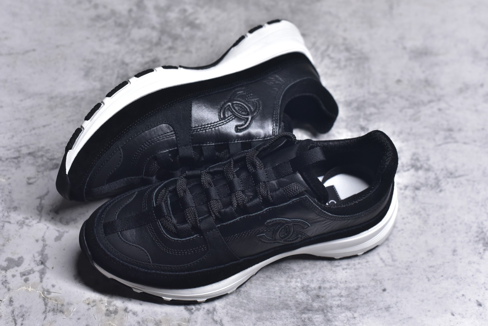 图片[7]-#X1 Chanel香奈儿﹣2025顶级休闲款运动鞋 小红书各大平台爆款 这款经典设计；鞋面多种工艺电绣的风格；大底却时尚运动；不平凡的拥入了多种配色…… 多混搭非常好看百搭，休闲，时尚，运动，户外都能兼顾….. 1鞋面采用：原版进口高丝光牛反绒＋进口混种羊皮 2内里采用：原版进口透气网 3大底根据：原版T组合大底 精品包装全套女35 36 37 38 39 40-选品中心