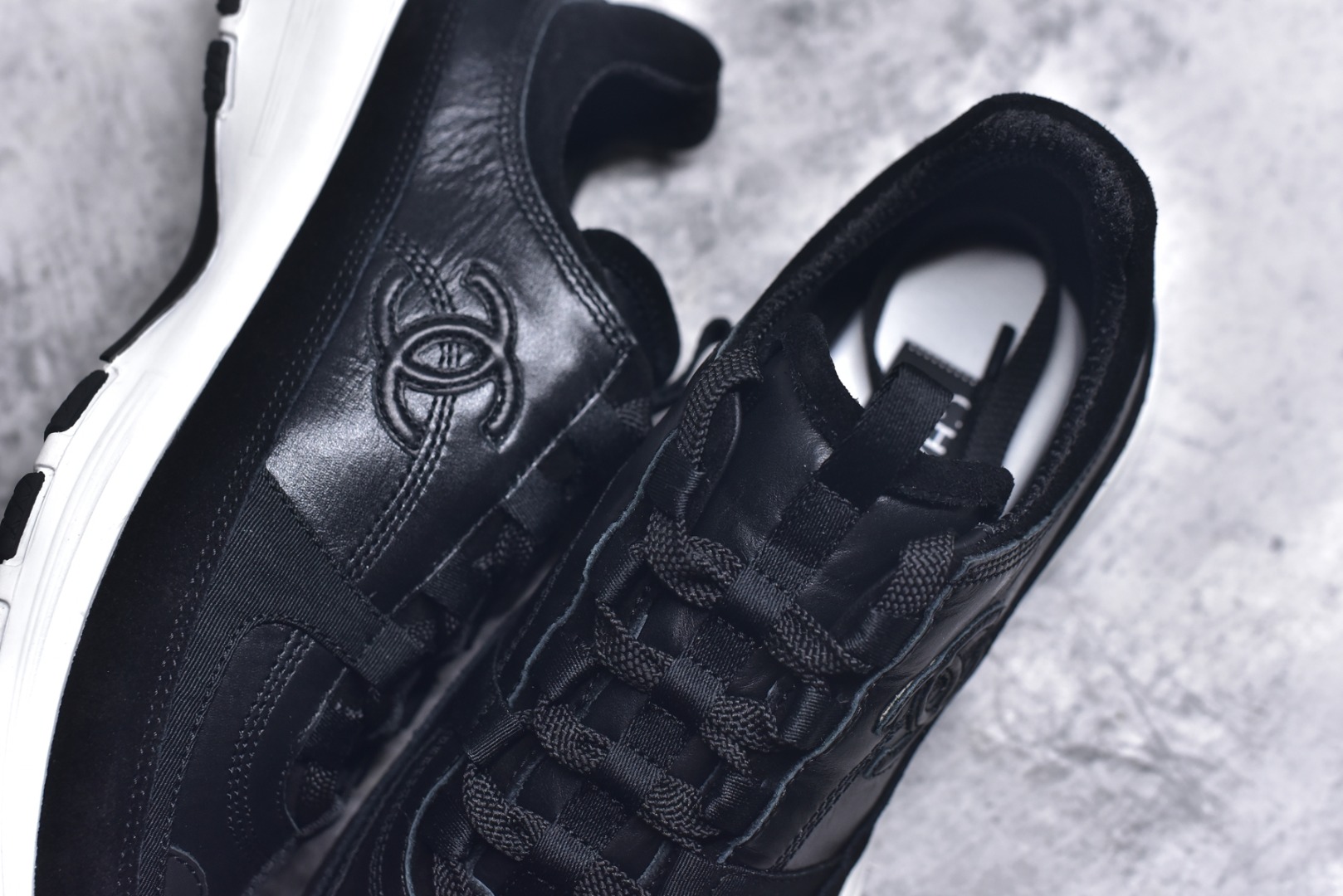 图片[9]-#X1 Chanel香奈儿﹣2025顶级休闲款运动鞋 小红书各大平台爆款 这款经典设计；鞋面多种工艺电绣的风格；大底却时尚运动；不平凡的拥入了多种配色…… 多混搭非常好看百搭，休闲，时尚，运动，户外都能兼顾….. 1鞋面采用：原版进口高丝光牛反绒＋进口混种羊皮 2内里采用：原版进口透气网 3大底根据：原版T组合大底 精品包装全套女35 36 37 38 39 40-选品中心