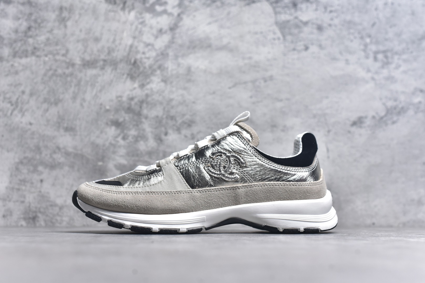 #X1 Chanel香奈儿﹣2025顶级休闲款运动鞋 小红书各大平台爆款 这款经典设计；鞋面多种工艺电绣的风格；大底却时尚运动；不平凡的拥入了多种配色…… 多混搭非常好看百搭，休闲，时尚，运动，户外都能兼顾….. 1鞋面采用：原版进口高丝光牛反绒＋进口混种羊皮 2内里采用：原版进口透气网 3大底根据：原版T组合大底 精品包装全套女35 36 37 38 39 40-选品中心