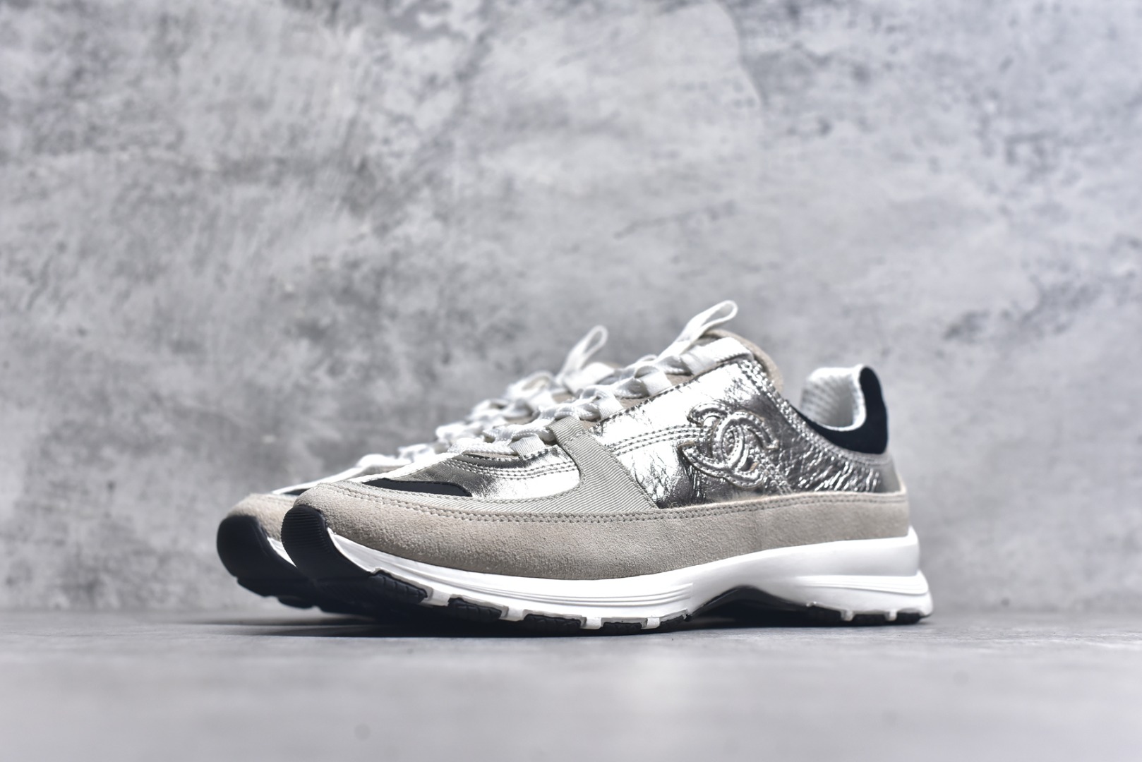 图片[2]-#X1 Chanel香奈儿﹣2025顶级休闲款运动鞋 小红书各大平台爆款 这款经典设计；鞋面多种工艺电绣的风格；大底却时尚运动；不平凡的拥入了多种配色…… 多混搭非常好看百搭，休闲，时尚，运动，户外都能兼顾….. 1鞋面采用：原版进口高丝光牛反绒＋进口混种羊皮 2内里采用：原版进口透气网 3大底根据：原版T组合大底 精品包装全套女35 36 37 38 39 40-选品中心