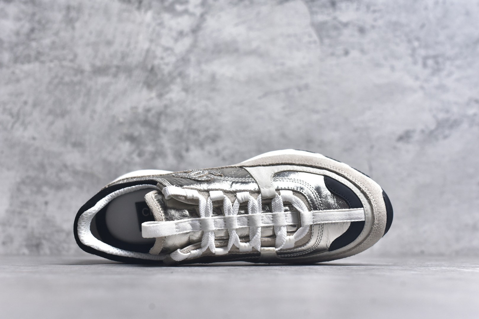 图片[4]-#X1 Chanel香奈儿﹣2025顶级休闲款运动鞋 小红书各大平台爆款 这款经典设计；鞋面多种工艺电绣的风格；大底却时尚运动；不平凡的拥入了多种配色…… 多混搭非常好看百搭，休闲，时尚，运动，户外都能兼顾….. 1鞋面采用：原版进口高丝光牛反绒＋进口混种羊皮 2内里采用：原版进口透气网 3大底根据：原版T组合大底 精品包装全套女35 36 37 38 39 40-选品中心