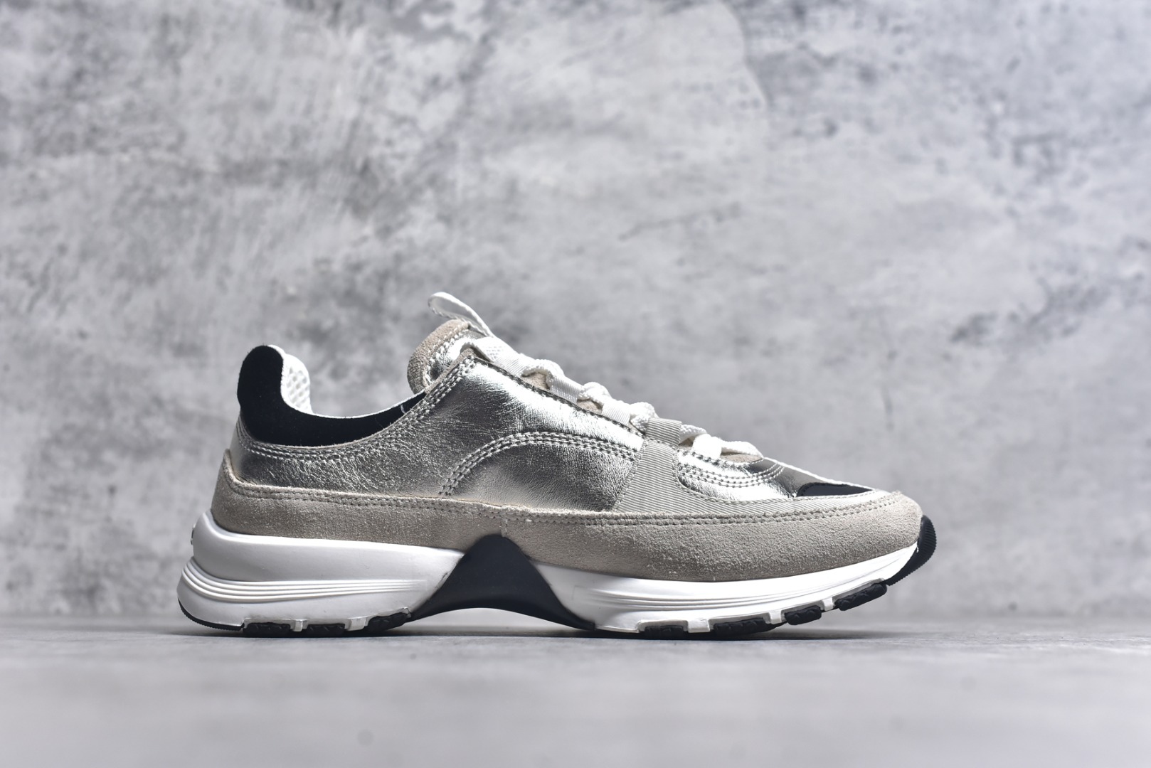 图片[3]-#X1 Chanel香奈儿﹣2025顶级休闲款运动鞋 小红书各大平台爆款 这款经典设计；鞋面多种工艺电绣的风格；大底却时尚运动；不平凡的拥入了多种配色…… 多混搭非常好看百搭，休闲，时尚，运动，户外都能兼顾….. 1鞋面采用：原版进口高丝光牛反绒＋进口混种羊皮 2内里采用：原版进口透气网 3大底根据：原版T组合大底 精品包装全套女35 36 37 38 39 40-选品中心