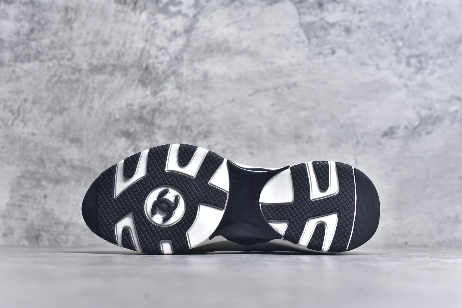 图片[6]-#X1 Chanel香奈儿﹣2025顶级休闲款运动鞋 小红书各大平台爆款 这款经典设计；鞋面多种工艺电绣的风格；大底却时尚运动；不平凡的拥入了多种配色…… 多混搭非常好看百搭，休闲，时尚，运动，户外都能兼顾….. 1鞋面采用：原版进口高丝光牛反绒＋进口混种羊皮 2内里采用：原版进口透气网 3大底根据：原版T组合大底 精品包装全套女35 36 37 38 39 40-选品中心