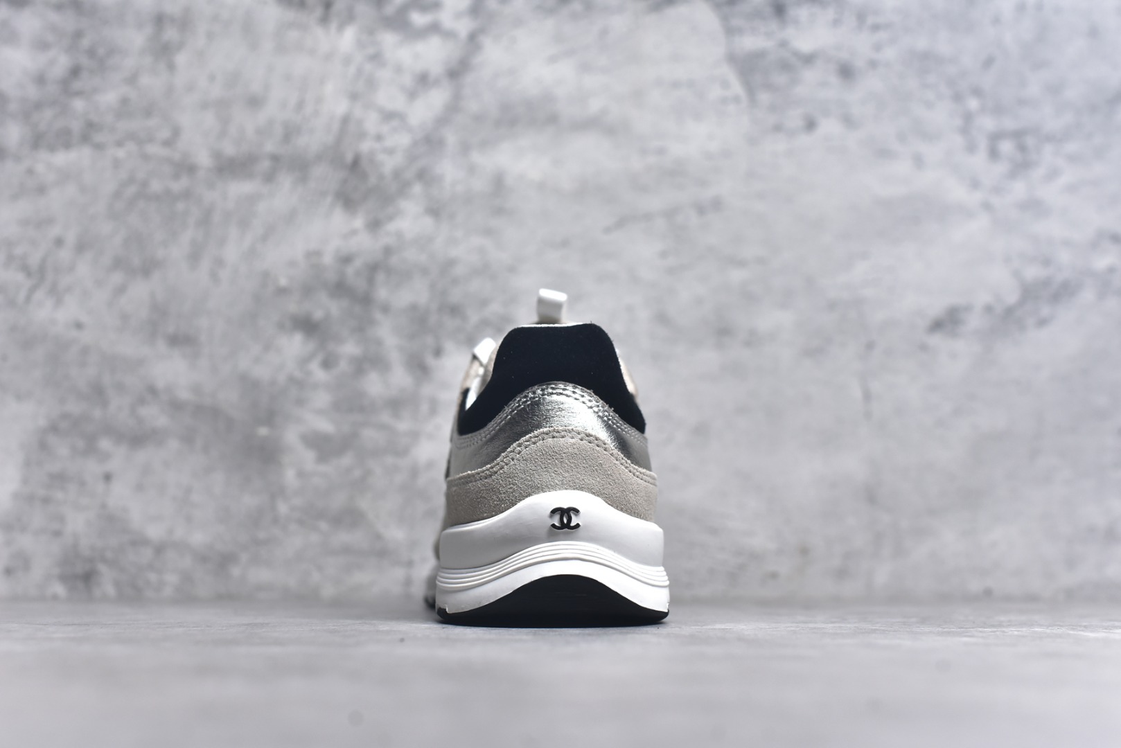 图片[5]-#X1 Chanel香奈儿﹣2025顶级休闲款运动鞋 小红书各大平台爆款 这款经典设计；鞋面多种工艺电绣的风格；大底却时尚运动；不平凡的拥入了多种配色…… 多混搭非常好看百搭，休闲，时尚，运动，户外都能兼顾….. 1鞋面采用：原版进口高丝光牛反绒＋进口混种羊皮 2内里采用：原版进口透气网 3大底根据：原版T组合大底 精品包装全套女35 36 37 38 39 40-选品中心