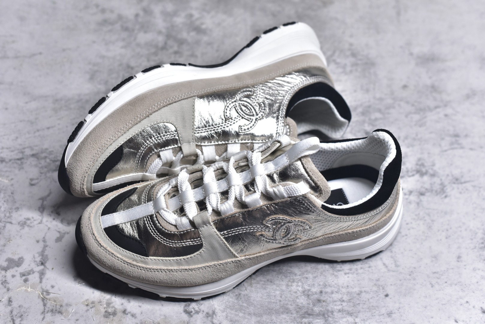 图片[7]-#X1 Chanel香奈儿﹣2025顶级休闲款运动鞋 小红书各大平台爆款 这款经典设计；鞋面多种工艺电绣的风格；大底却时尚运动；不平凡的拥入了多种配色…… 多混搭非常好看百搭，休闲，时尚，运动，户外都能兼顾….. 1鞋面采用：原版进口高丝光牛反绒＋进口混种羊皮 2内里采用：原版进口透气网 3大底根据：原版T组合大底 精品包装全套女35 36 37 38 39 40-选品中心