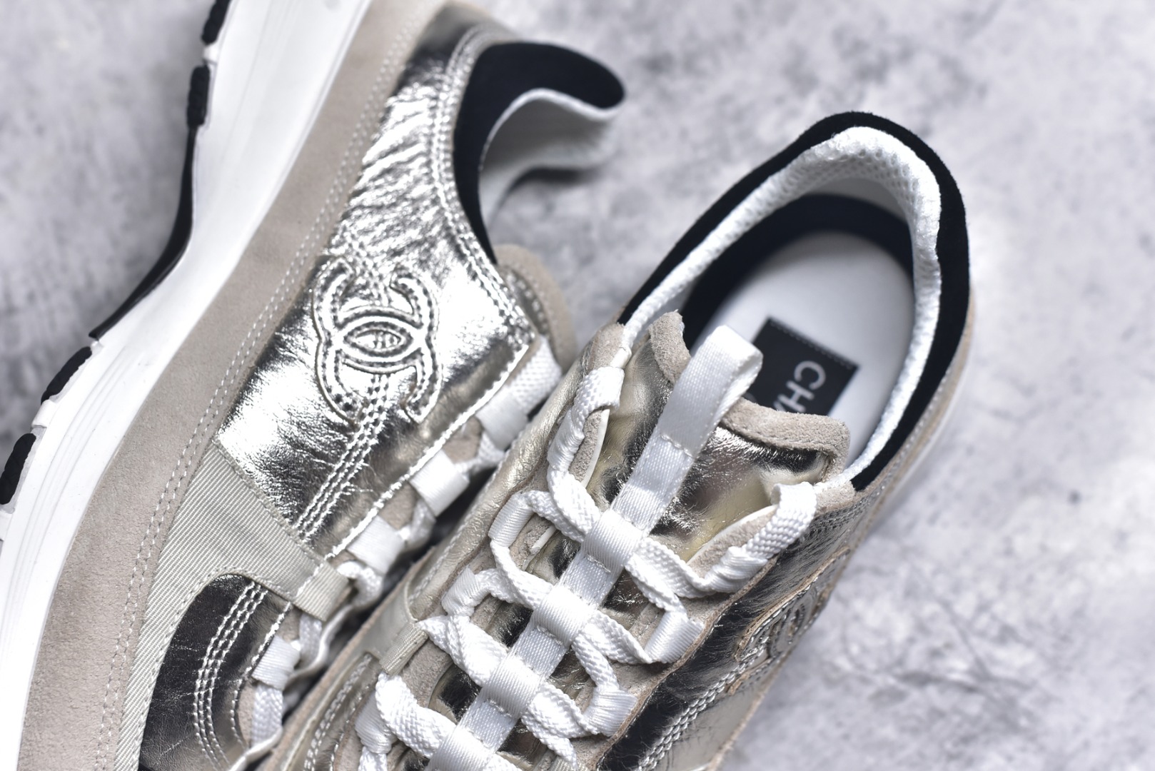 图片[9]-#X1 Chanel香奈儿﹣2025顶级休闲款运动鞋 小红书各大平台爆款 这款经典设计；鞋面多种工艺电绣的风格；大底却时尚运动；不平凡的拥入了多种配色…… 多混搭非常好看百搭，休闲，时尚，运动，户外都能兼顾….. 1鞋面采用：原版进口高丝光牛反绒＋进口混种羊皮 2内里采用：原版进口透气网 3大底根据：原版T组合大底 精品包装全套女35 36 37 38 39 40-选品中心