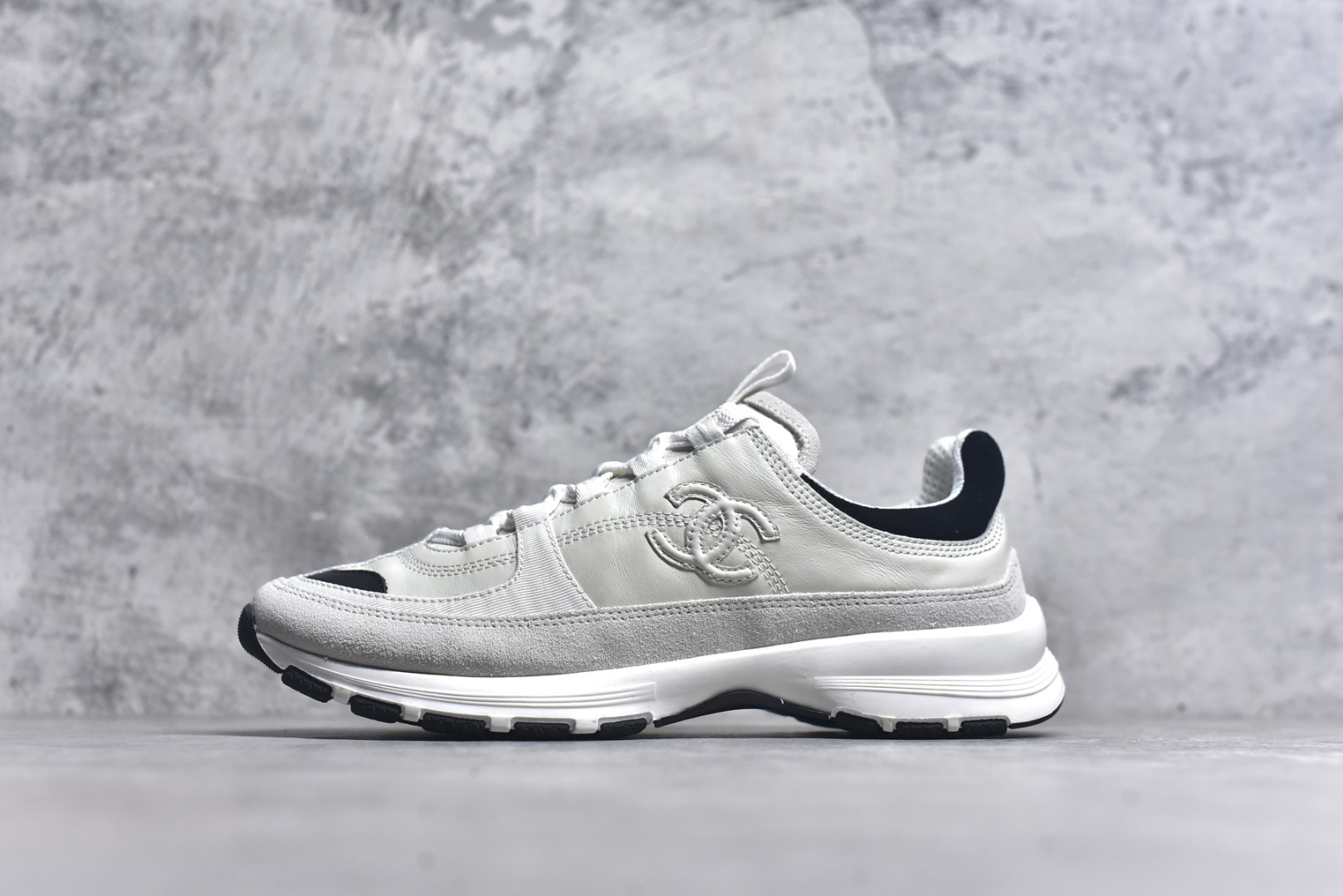 #X1 Chanel香奈儿﹣2025顶级休闲款运动鞋 小红书各大平台爆款 这款经典设计；鞋面多种工艺电绣的风格；大底却时尚运动；不平凡的拥入了多种配色…… 多混搭非常好看百搭，休闲，时尚，运动，户外都能兼顾….. 1鞋面采用：原版进口高丝光牛反绒＋进口混种羊皮 2内里采用：原版进口透气网 3大底根据：原版T组合大底 精品包装全套女35 36 37 38 39 40-选品中心