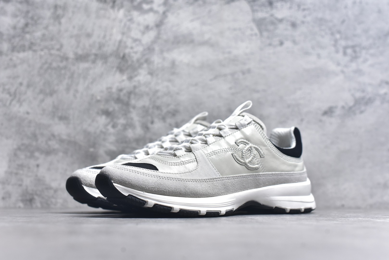 图片[2]-#X1 Chanel香奈儿﹣2025顶级休闲款运动鞋 小红书各大平台爆款 这款经典设计；鞋面多种工艺电绣的风格；大底却时尚运动；不平凡的拥入了多种配色…… 多混搭非常好看百搭，休闲，时尚，运动，户外都能兼顾….. 1鞋面采用：原版进口高丝光牛反绒＋进口混种羊皮 2内里采用：原版进口透气网 3大底根据：原版T组合大底 精品包装全套女35 36 37 38 39 40-选品中心