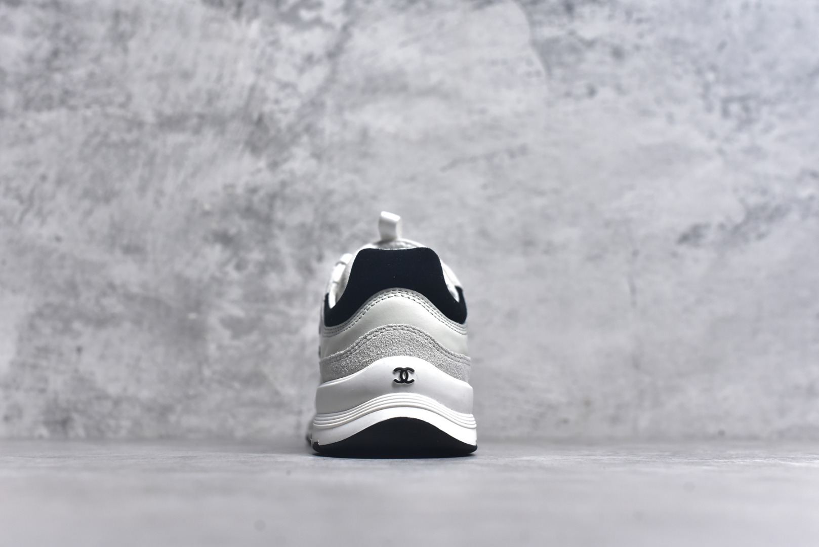 图片[5]-#X1 Chanel香奈儿﹣2025顶级休闲款运动鞋 小红书各大平台爆款 这款经典设计；鞋面多种工艺电绣的风格；大底却时尚运动；不平凡的拥入了多种配色…… 多混搭非常好看百搭，休闲，时尚，运动，户外都能兼顾….. 1鞋面采用：原版进口高丝光牛反绒＋进口混种羊皮 2内里采用：原版进口透气网 3大底根据：原版T组合大底 精品包装全套女35 36 37 38 39 40-选品中心