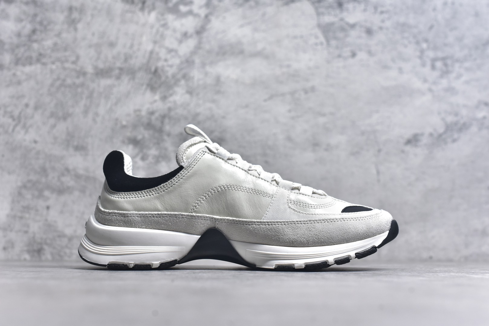 图片[3]-#X1 Chanel香奈儿﹣2025顶级休闲款运动鞋 小红书各大平台爆款 这款经典设计；鞋面多种工艺电绣的风格；大底却时尚运动；不平凡的拥入了多种配色…… 多混搭非常好看百搭，休闲，时尚，运动，户外都能兼顾….. 1鞋面采用：原版进口高丝光牛反绒＋进口混种羊皮 2内里采用：原版进口透气网 3大底根据：原版T组合大底 精品包装全套女35 36 37 38 39 40-选品中心