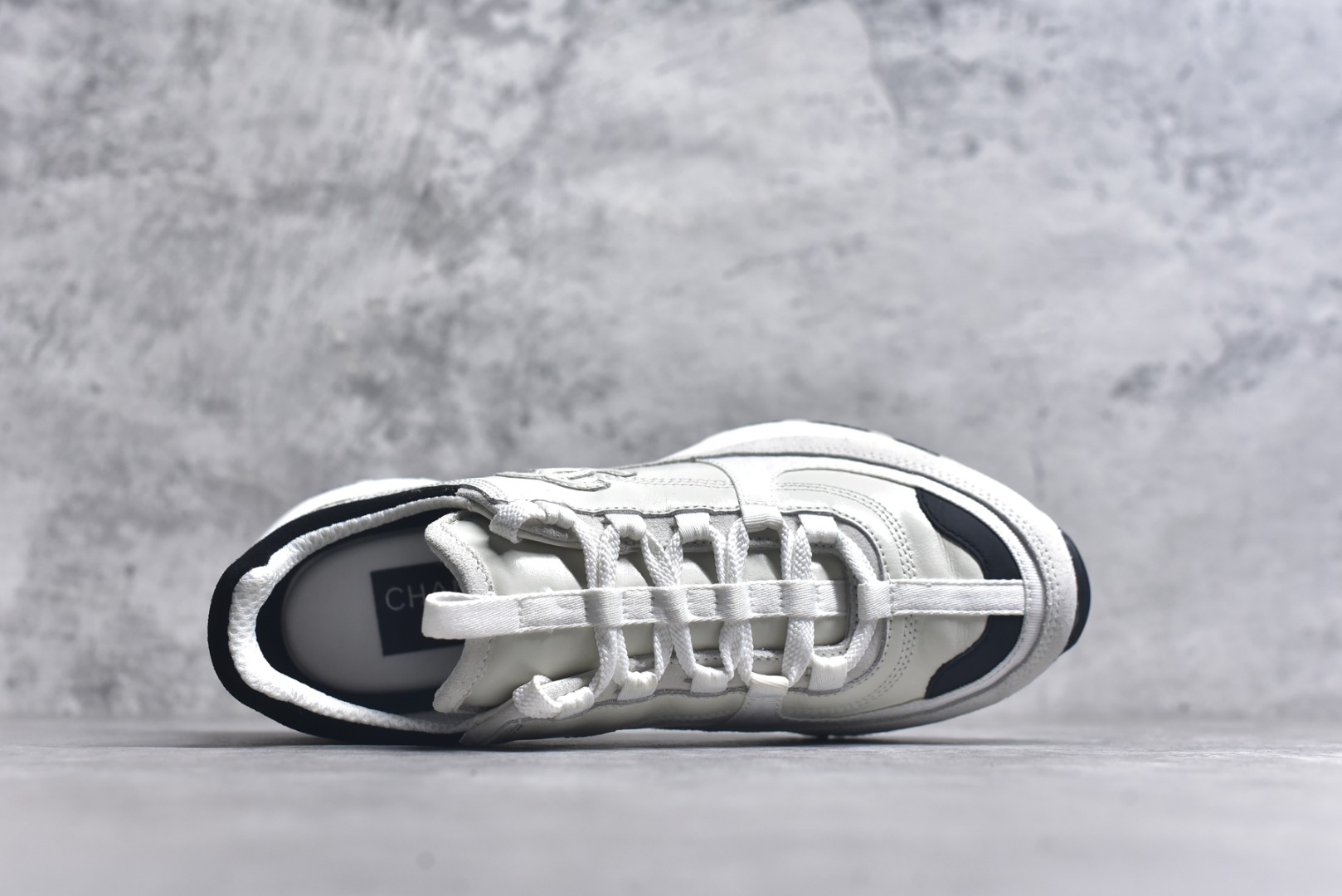 图片[4]-#X1 Chanel香奈儿﹣2025顶级休闲款运动鞋 小红书各大平台爆款 这款经典设计；鞋面多种工艺电绣的风格；大底却时尚运动；不平凡的拥入了多种配色…… 多混搭非常好看百搭，休闲，时尚，运动，户外都能兼顾….. 1鞋面采用：原版进口高丝光牛反绒＋进口混种羊皮 2内里采用：原版进口透气网 3大底根据：原版T组合大底 精品包装全套女35 36 37 38 39 40-选品中心