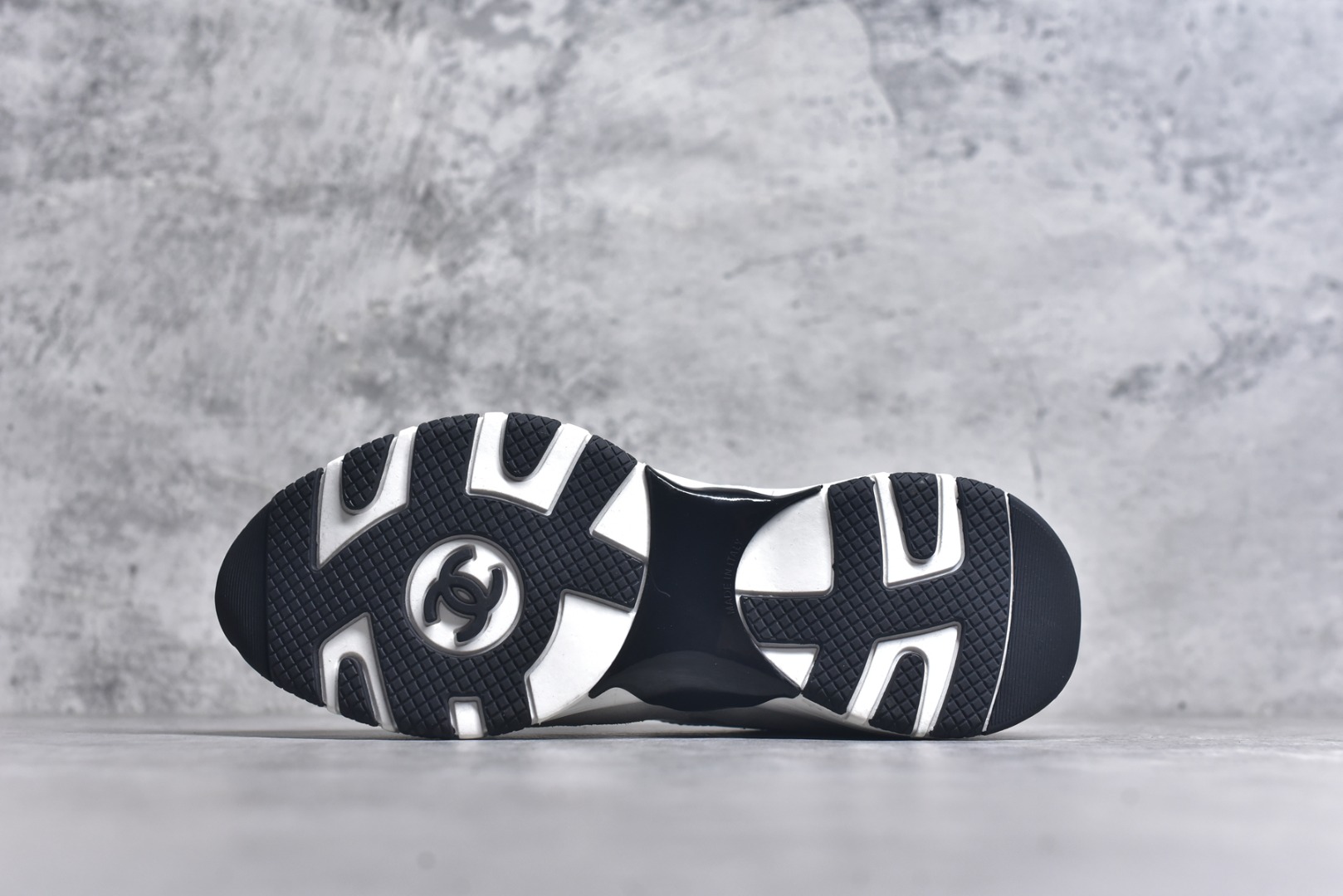 图片[6]-#X1 Chanel香奈儿﹣2025顶级休闲款运动鞋 小红书各大平台爆款 这款经典设计；鞋面多种工艺电绣的风格；大底却时尚运动；不平凡的拥入了多种配色…… 多混搭非常好看百搭，休闲，时尚，运动，户外都能兼顾….. 1鞋面采用：原版进口高丝光牛反绒＋进口混种羊皮 2内里采用：原版进口透气网 3大底根据：原版T组合大底 精品包装全套女35 36 37 38 39 40-选品中心