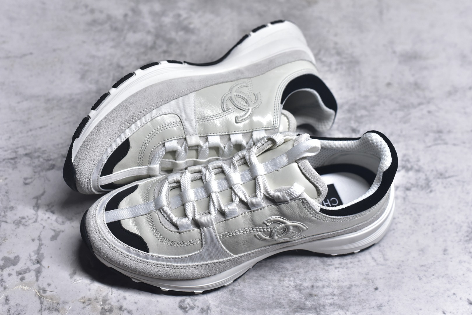 图片[7]-#X1 Chanel香奈儿﹣2025顶级休闲款运动鞋 小红书各大平台爆款 这款经典设计；鞋面多种工艺电绣的风格；大底却时尚运动；不平凡的拥入了多种配色…… 多混搭非常好看百搭，休闲，时尚，运动，户外都能兼顾….. 1鞋面采用：原版进口高丝光牛反绒＋进口混种羊皮 2内里采用：原版进口透气网 3大底根据：原版T组合大底 精品包装全套女35 36 37 38 39 40-选品中心