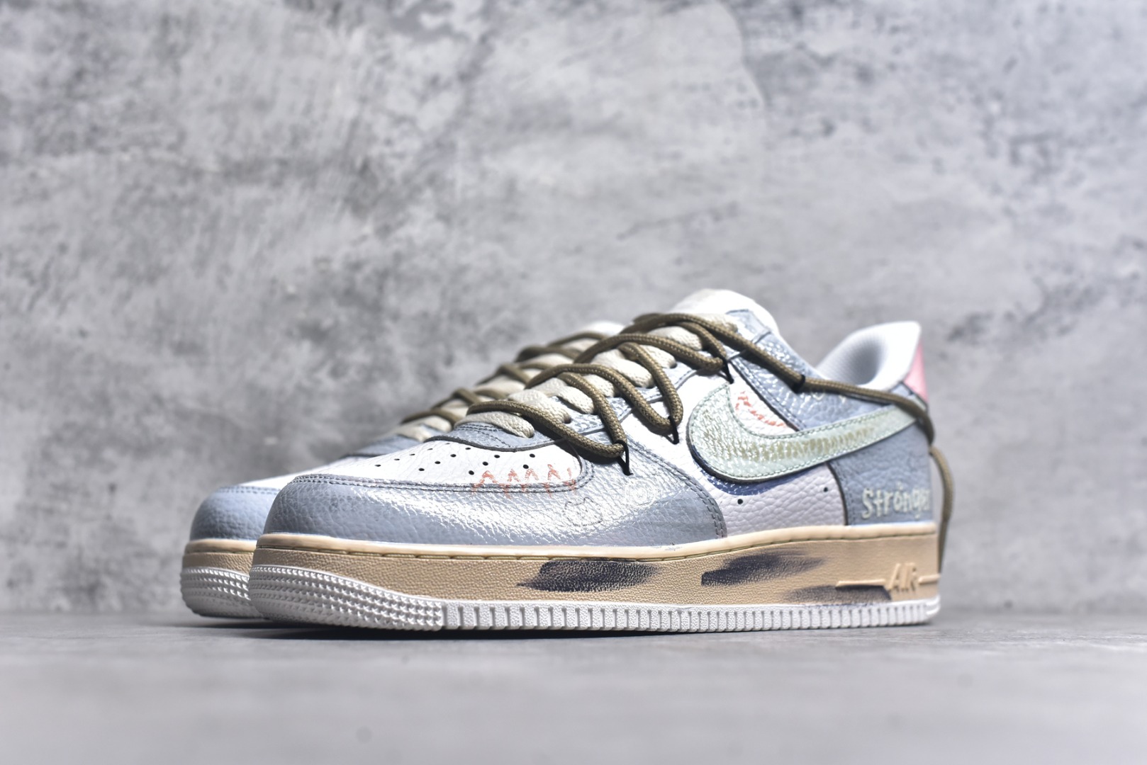 图片[2]-#Nike Air Force 1\’07 Low 手绘涂鸦 浅雾漫旅 空军一号低帮休闲板鞋 YT0303-222 #浅灰基底晕染朦胧雾感，做旧中底似旅途斑驳印记。多彩线条与俏皮图案穿插，如漫步时撞见的奇妙风景，每一处细节，都在讲述一场关于自由与探索的漫旅 尺码：36 36.5 37.5 38 38.5 39 40 40.5 41 42 42.5 43 44 44.5 45 9.D4-选品中心