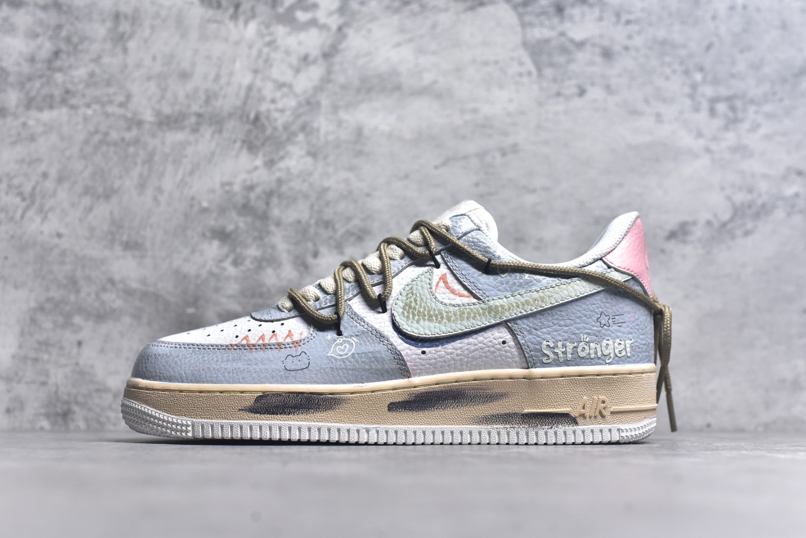 #Nike Air Force 1\'07 Low 手绘涂鸦 浅雾漫旅 空军一号低帮休闲板鞋 YT0303-222 #浅灰基底晕染朦胧雾感，做旧中底似旅途斑驳印记。多彩线条与俏皮图案穿插，如漫步时撞见的奇妙风景，每一处细节，都在讲述一场关于自由与探索的漫旅 尺码：36 36.5 37.5 38 38.5 39 40 40.5 41 42 42.5 43 44 44.5 45 9.D4-选品中心