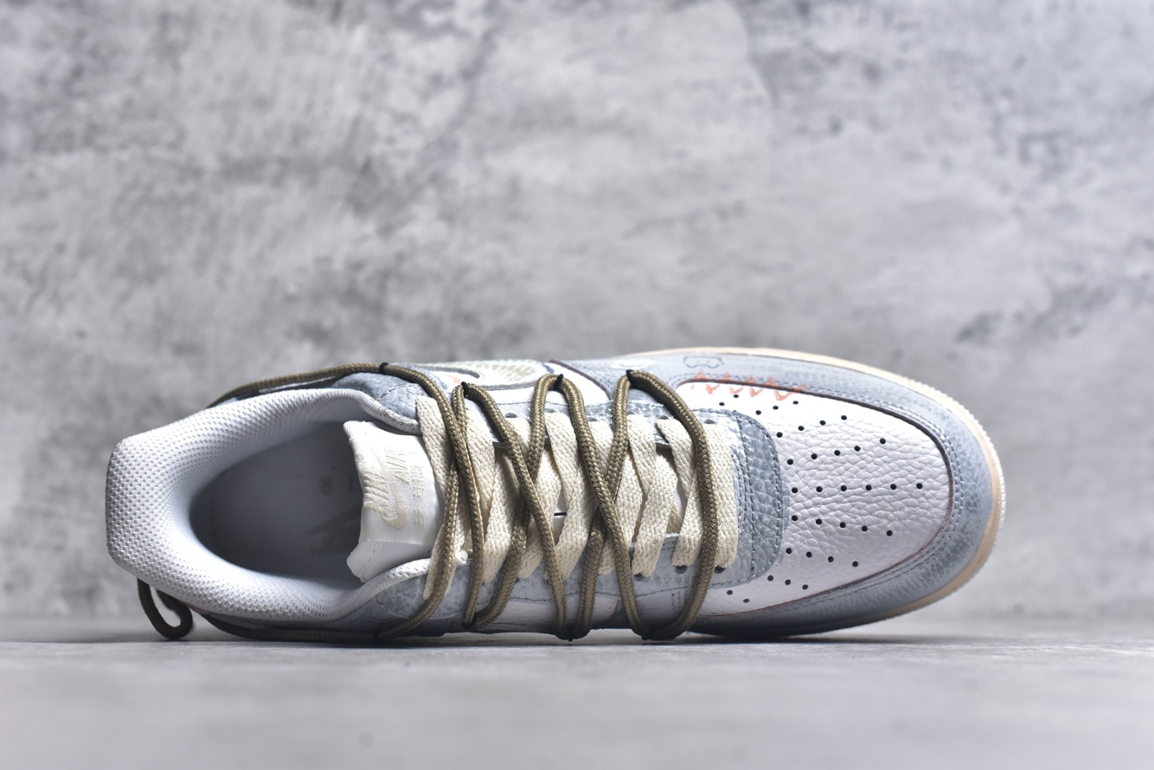 图片[4]-#Nike Air Force 1\’07 Low 手绘涂鸦 浅雾漫旅 空军一号低帮休闲板鞋 YT0303-222 #浅灰基底晕染朦胧雾感，做旧中底似旅途斑驳印记。多彩线条与俏皮图案穿插，如漫步时撞见的奇妙风景，每一处细节，都在讲述一场关于自由与探索的漫旅 尺码：36 36.5 37.5 38 38.5 39 40 40.5 41 42 42.5 43 44 44.5 45 9.D4-选品中心