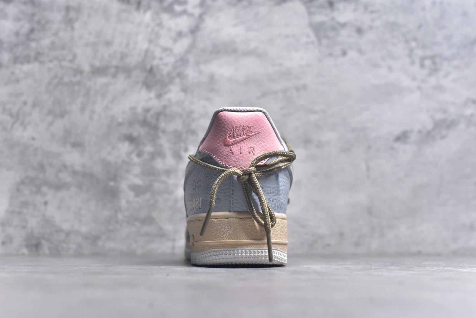 图片[5]-#Nike Air Force 1\’07 Low 手绘涂鸦 浅雾漫旅 空军一号低帮休闲板鞋 YT0303-222 #浅灰基底晕染朦胧雾感，做旧中底似旅途斑驳印记。多彩线条与俏皮图案穿插，如漫步时撞见的奇妙风景，每一处细节，都在讲述一场关于自由与探索的漫旅 尺码：36 36.5 37.5 38 38.5 39 40 40.5 41 42 42.5 43 44 44.5 45 9.D4-选品中心