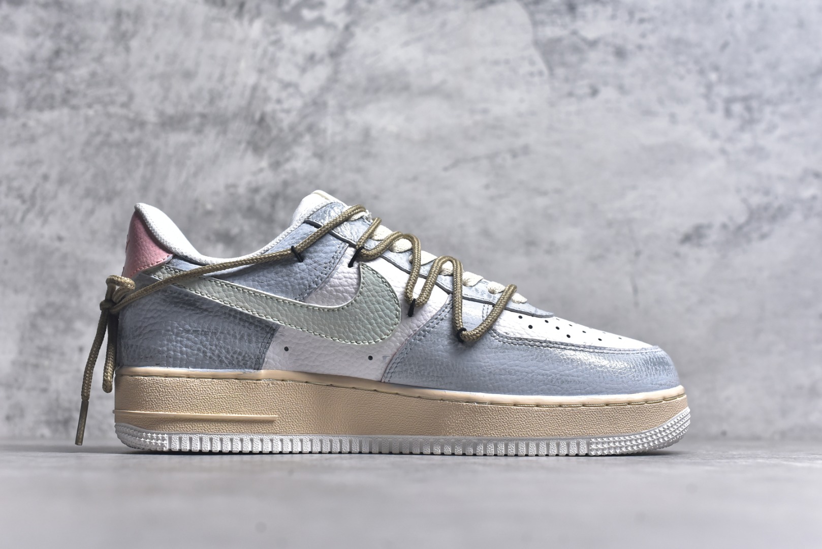 图片[3]-#Nike Air Force 1\’07 Low 手绘涂鸦 浅雾漫旅 空军一号低帮休闲板鞋 YT0303-222 #浅灰基底晕染朦胧雾感，做旧中底似旅途斑驳印记。多彩线条与俏皮图案穿插，如漫步时撞见的奇妙风景，每一处细节，都在讲述一场关于自由与探索的漫旅 尺码：36 36.5 37.5 38 38.5 39 40 40.5 41 42 42.5 43 44 44.5 45 9.D4-选品中心