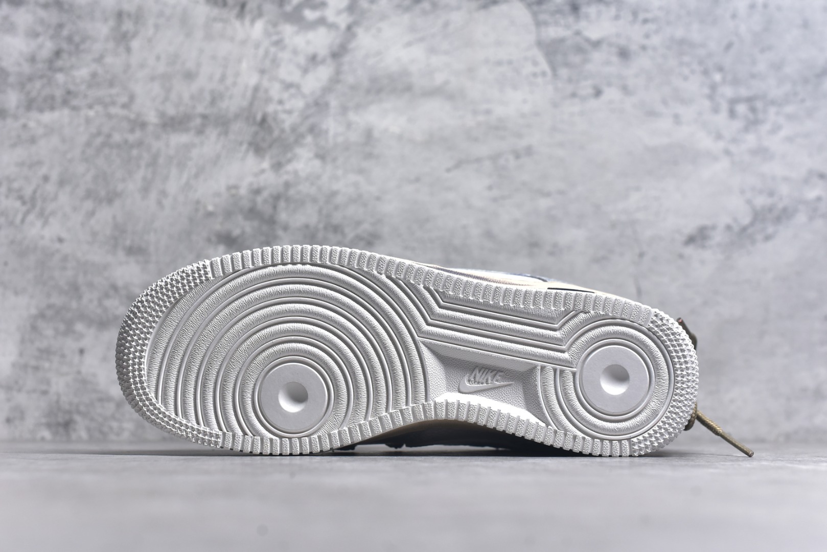 图片[6]-#Nike Air Force 1\’07 Low 手绘涂鸦 浅雾漫旅 空军一号低帮休闲板鞋 YT0303-222 #浅灰基底晕染朦胧雾感，做旧中底似旅途斑驳印记。多彩线条与俏皮图案穿插，如漫步时撞见的奇妙风景，每一处细节，都在讲述一场关于自由与探索的漫旅 尺码：36 36.5 37.5 38 38.5 39 40 40.5 41 42 42.5 43 44 44.5 45 9.D4-选品中心