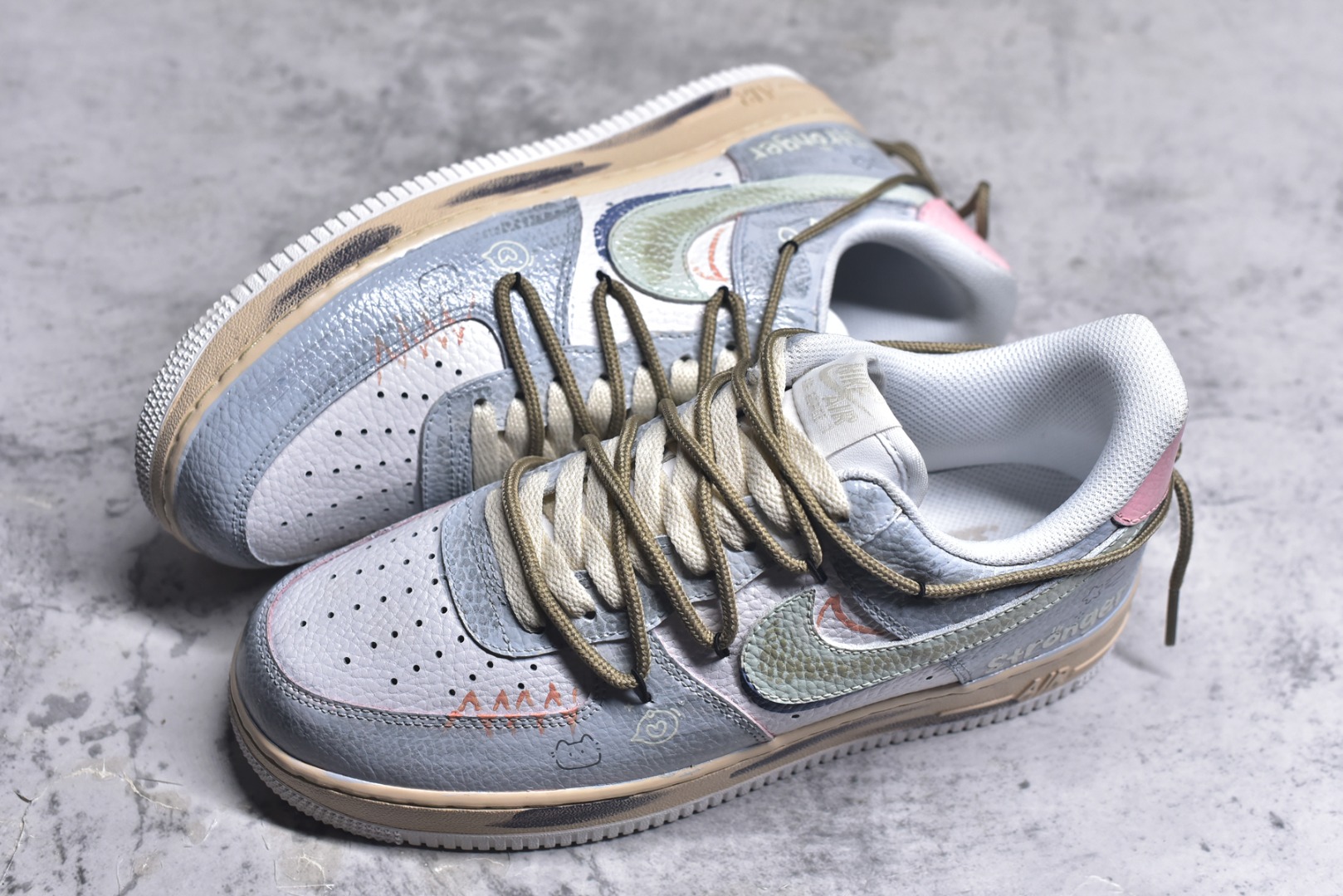 图片[7]-#Nike Air Force 1\’07 Low 手绘涂鸦 浅雾漫旅 空军一号低帮休闲板鞋 YT0303-222 #浅灰基底晕染朦胧雾感，做旧中底似旅途斑驳印记。多彩线条与俏皮图案穿插，如漫步时撞见的奇妙风景，每一处细节，都在讲述一场关于自由与探索的漫旅 尺码：36 36.5 37.5 38 38.5 39 40 40.5 41 42 42.5 43 44 44.5 45 9.D4-选品中心