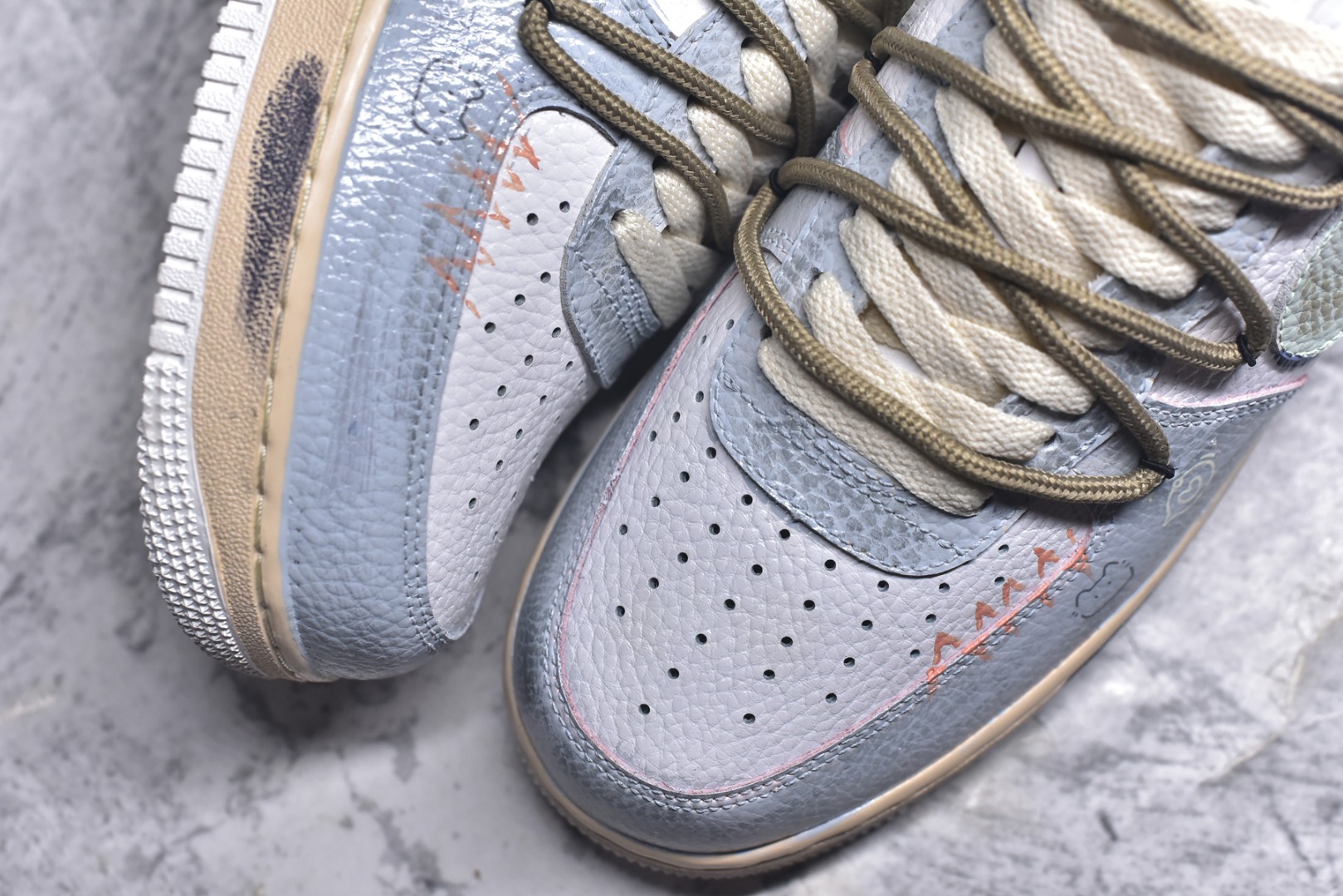 图片[8]-#Nike Air Force 1\’07 Low 手绘涂鸦 浅雾漫旅 空军一号低帮休闲板鞋 YT0303-222 #浅灰基底晕染朦胧雾感，做旧中底似旅途斑驳印记。多彩线条与俏皮图案穿插，如漫步时撞见的奇妙风景，每一处细节，都在讲述一场关于自由与探索的漫旅 尺码：36 36.5 37.5 38 38.5 39 40 40.5 41 42 42.5 43 44 44.5 45 9.D4-选品中心
