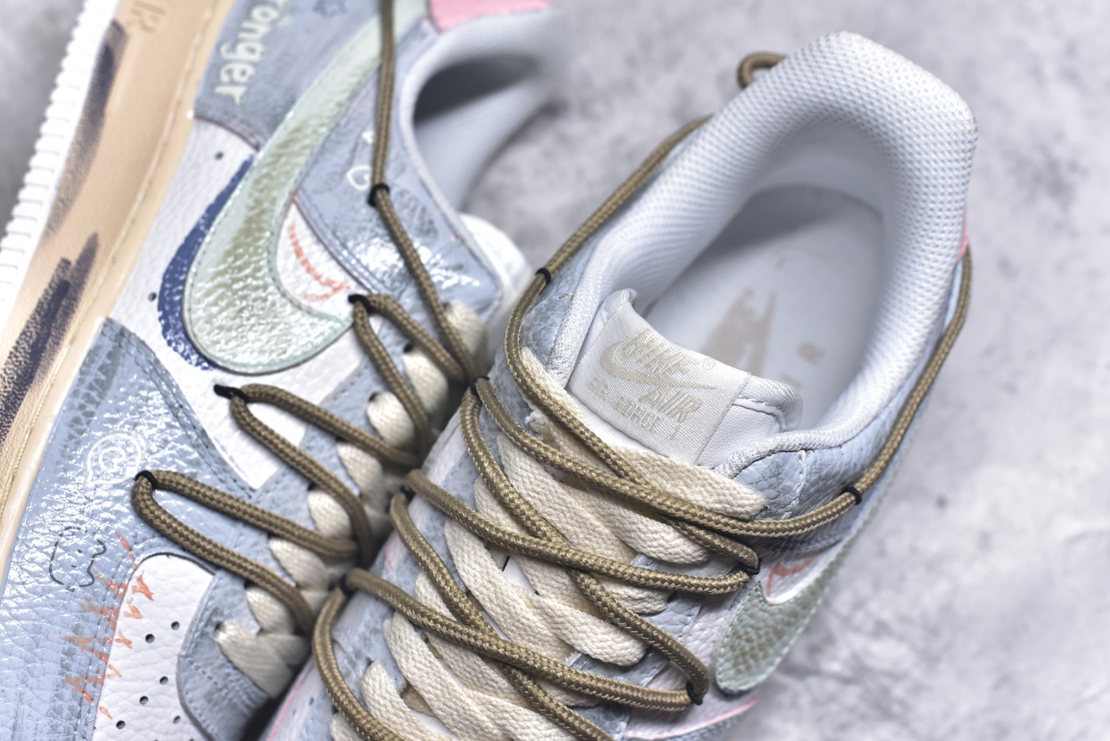 图片[9]-#Nike Air Force 1\’07 Low 手绘涂鸦 浅雾漫旅 空军一号低帮休闲板鞋 YT0303-222 #浅灰基底晕染朦胧雾感，做旧中底似旅途斑驳印记。多彩线条与俏皮图案穿插，如漫步时撞见的奇妙风景，每一处细节，都在讲述一场关于自由与探索的漫旅 尺码：36 36.5 37.5 38 38.5 39 40 40.5 41 42 42.5 43 44 44.5 45 9.D4-选品中心