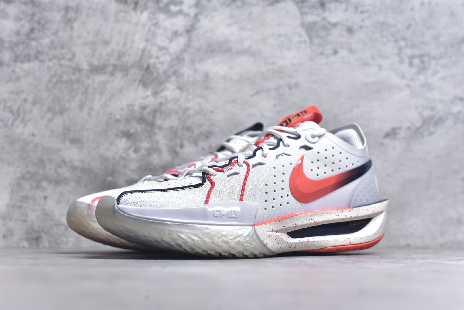 图片[2]-#NK G.T. Cut 3.0 EP GT3代实战篮球鞋 IB8870-191 该鞋款采用出众回弹设计 为切入、转向和移步篮筐提供出色的能量回馈 回弹性能带来弹力充沛的迈步体验 助你爆发疾速 全掌型 ZoomX 泡绵 缔造弹力出众的轻盈迈步体验 助你在比赛升温时能够急速快攻 驰骋全场 鞋面绳线与鞋带相结合 有助稳固前足 后跟搭配加垫鞋口 为脚踝营造舒适稳固感受 全掌型 ZoomX 泡绵 能够带来出众的能量回馈 前足外侧采用精巧塑料覆面 在瞬间爆发时提供稳固脚感 尺码：39-47.5-选品中心