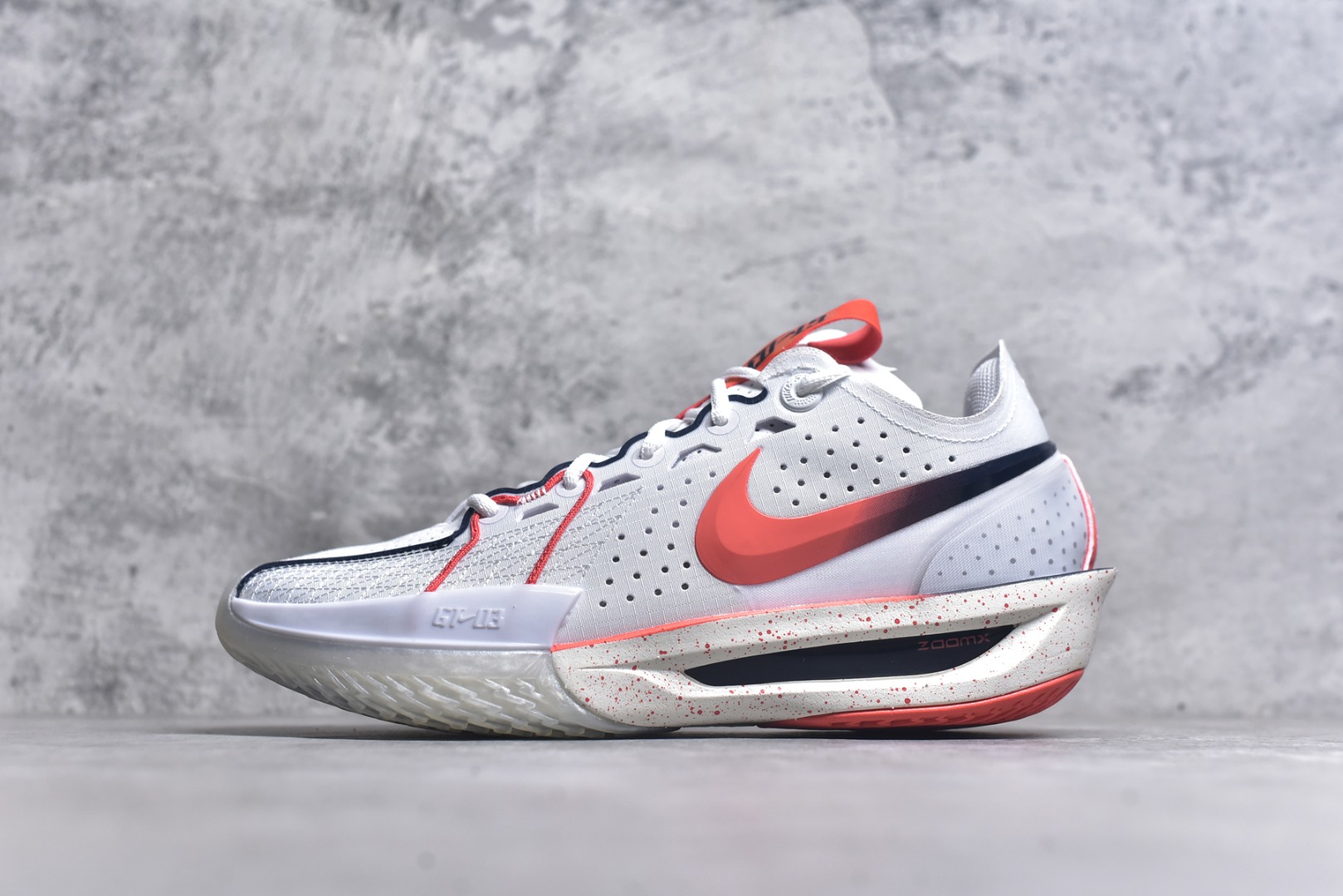 #NK G.T. Cut 3.0 EP GT3代实战篮球鞋 IB8870-191 该鞋款采用出众回弹设计 为切入、转向和移步篮筐提供出色的能量回馈 回弹性能带来弹力充沛的迈步体验 助你爆发疾速 全掌型 ZoomX 泡绵 缔造弹力出众的轻盈迈步体验 助你在比赛升温时能够急速快攻 驰骋全场 鞋面绳线与鞋带相结合 有助稳固前足 后跟搭配加垫鞋口 为脚踝营造舒适稳固感受 全掌型 ZoomX 泡绵 能够带来出众的能量回馈 前足外侧采用精巧塑料覆面 在瞬间爆发时提供稳固脚感 尺码：39-47.5-选品中心