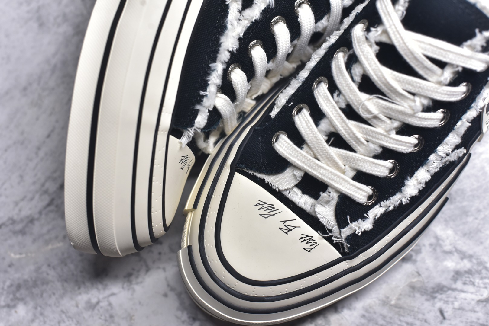 图片[8]-#xVESSEL G.O.P. Low 全硫化乞丐鞋 吴建豪主理品牌 解构重叠厚底软木低帮硫化板鞋 全配色原鞋开发 支持对比 细节 工艺 等.. 当前市售最高版本 正确半贴合鞋标工艺 正确鞋头上翘整体楦型 原厂12蛊司厚实舒适帆布面料 面料工序需要通过三次水洗 散落自然杂乱流苏做旧复古效果 支持NFC网页编码识别 升级厚实软木塞内底 纯手工贴合多重围条硫化工艺 原鞋包装 原鞋代码鞋标完全一致 市面顶级毒盒版本 工艺细节 全网络能覆盖到的地方最强 至今无别的工厂能超越的品质 尺码：35 36 37 38 39 40 41 42 43 44 45-选品中心