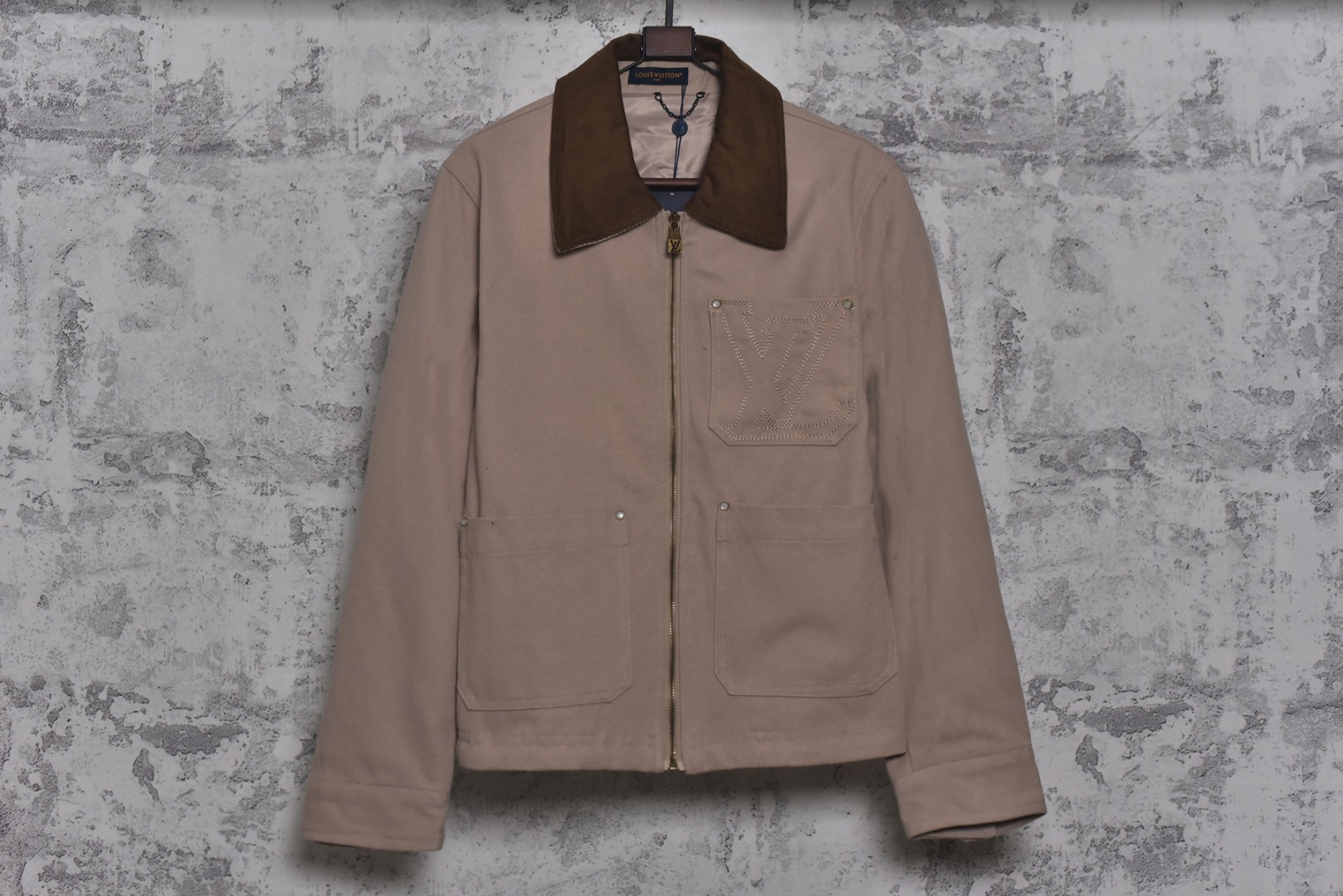 #1v 25ss 口袋镂空老花帆布夹克外套 面料采用高密度棉质水洗帆布面料，工整有型，内里定织高端服饰专用苏美绸，领子采用灯芯绒，激光立体裁剪，还原原版版型，刺绣工艺采用进口绣花机重工刺绣，立体饱满且有型，开模定制皮标，镂空黄铜五金拉链，定制珍珠光面四合扣+链条+饰钉，定制辅料三标 尺码：XS-L【打开穿的话，不用参考体重】-选品中心