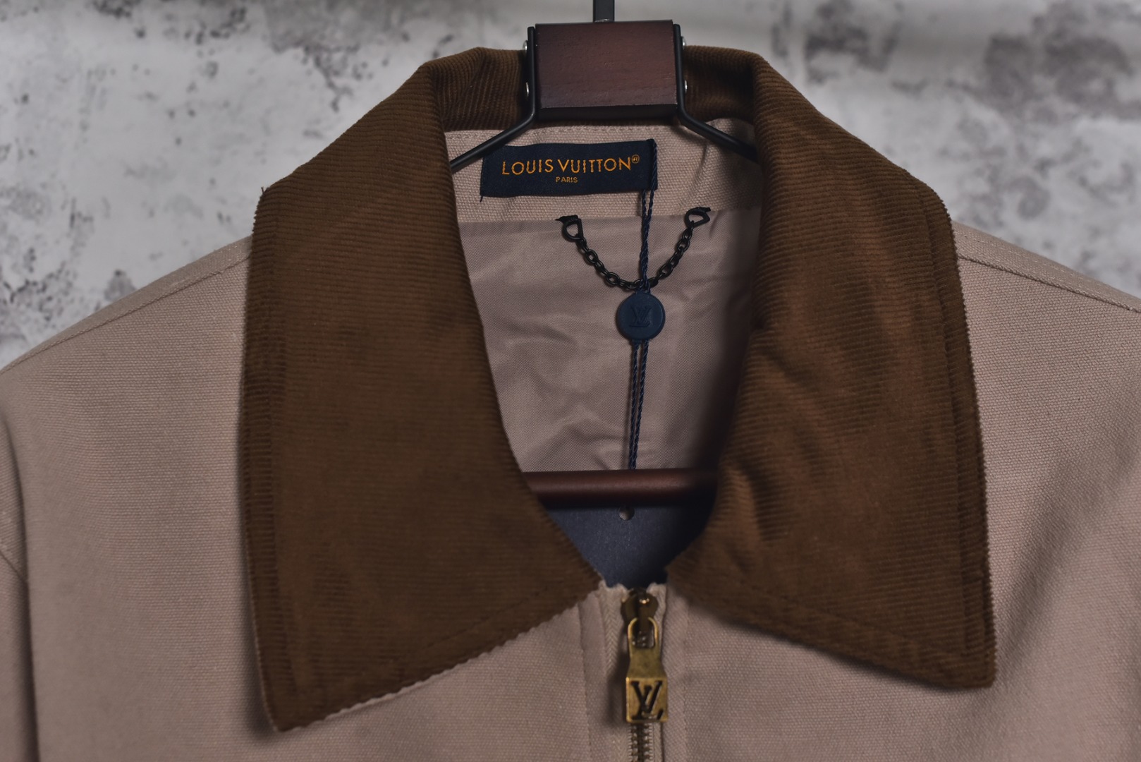 图片[6]-#1v 25ss 口袋镂空老花帆布夹克外套 面料采用高密度棉质水洗帆布面料，工整有型，内里定织高端服饰专用苏美绸，领子采用灯芯绒，激光立体裁剪，还原原版版型，刺绣工艺采用进口绣花机重工刺绣，立体饱满且有型，开模定制皮标，镂空黄铜五金拉链，定制珍珠光面四合扣+链条+饰钉，定制辅料三标 尺码：XS-L【打开穿的话，不用参考体重】-选品中心