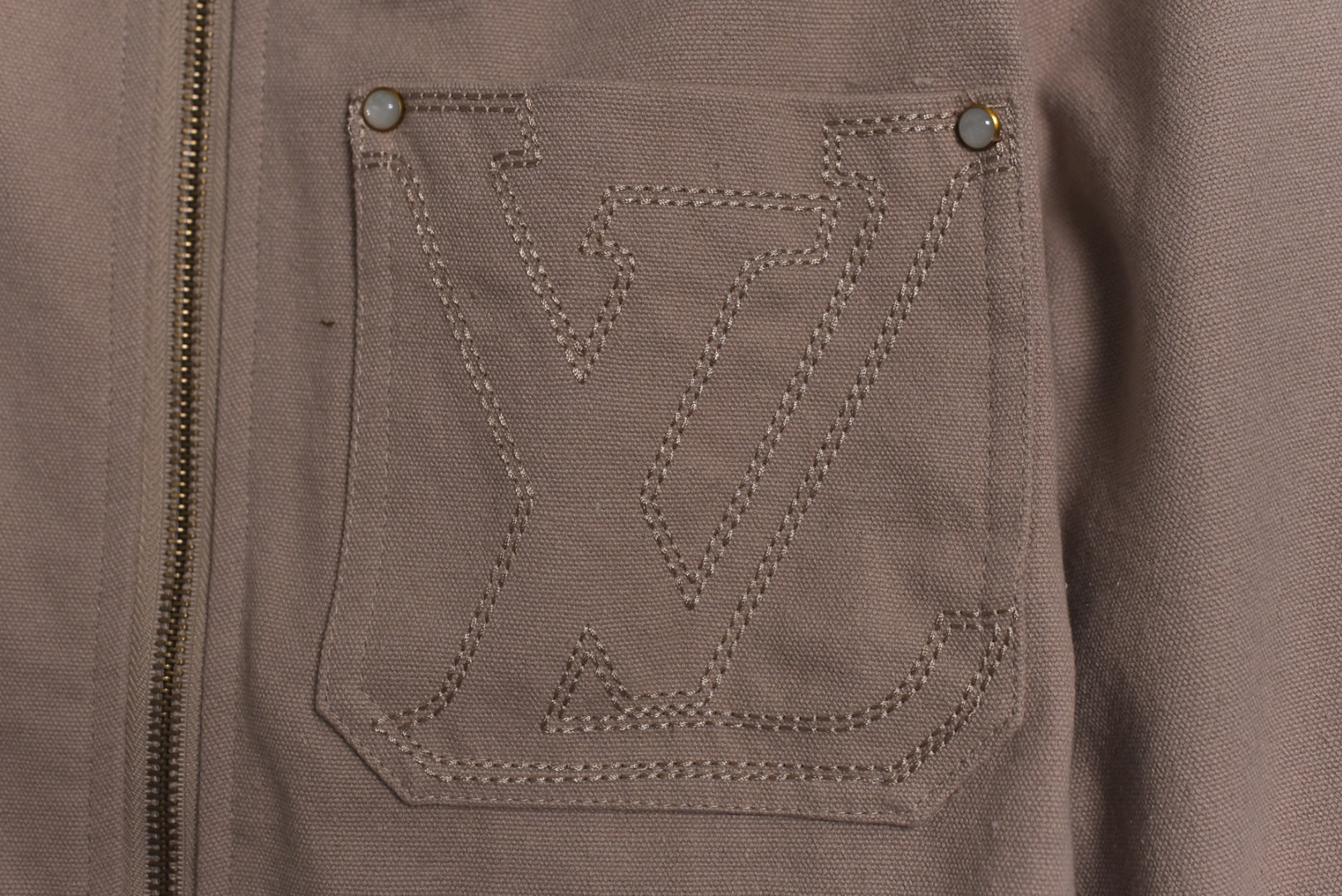 图片[4]-#1v 25ss 口袋镂空老花帆布夹克外套 面料采用高密度棉质水洗帆布面料，工整有型，内里定织高端服饰专用苏美绸，领子采用灯芯绒，激光立体裁剪，还原原版版型，刺绣工艺采用进口绣花机重工刺绣，立体饱满且有型，开模定制皮标，镂空黄铜五金拉链，定制珍珠光面四合扣+链条+饰钉，定制辅料三标 尺码：XS-L【打开穿的话，不用参考体重】-选品中心