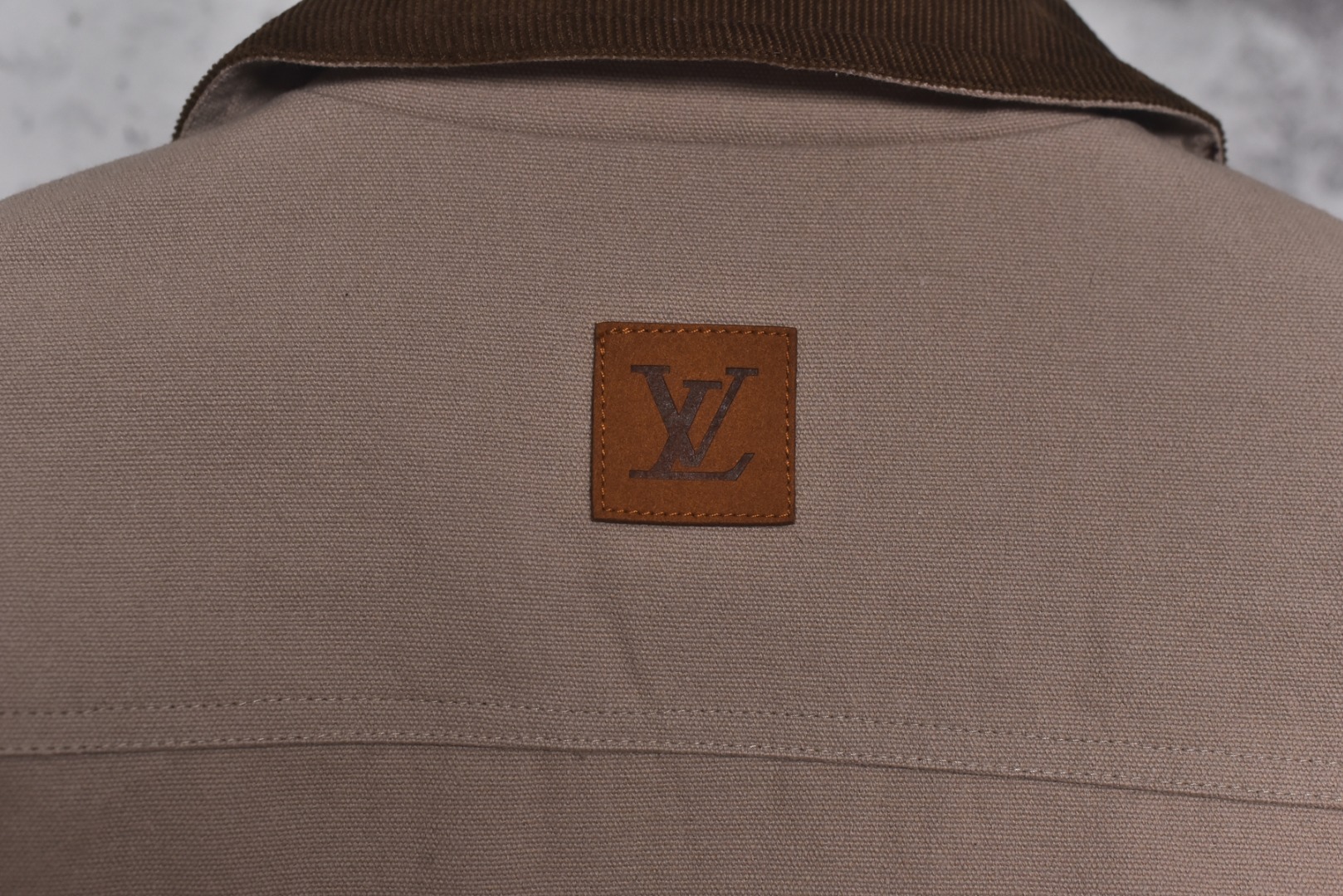 图片[3]-#1v 25ss 口袋镂空老花帆布夹克外套 面料采用高密度棉质水洗帆布面料，工整有型，内里定织高端服饰专用苏美绸，领子采用灯芯绒，激光立体裁剪，还原原版版型，刺绣工艺采用进口绣花机重工刺绣，立体饱满且有型，开模定制皮标，镂空黄铜五金拉链，定制珍珠光面四合扣+链条+饰钉，定制辅料三标 尺码：XS-L【打开穿的话，不用参考体重】-选品中心