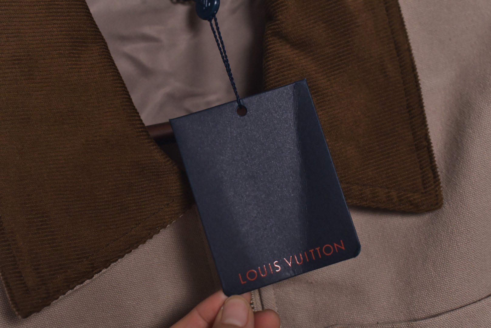 图片[7]-#1v 25ss 口袋镂空老花帆布夹克外套 面料采用高密度棉质水洗帆布面料，工整有型，内里定织高端服饰专用苏美绸，领子采用灯芯绒，激光立体裁剪，还原原版版型，刺绣工艺采用进口绣花机重工刺绣，立体饱满且有型，开模定制皮标，镂空黄铜五金拉链，定制珍珠光面四合扣+链条+饰钉，定制辅料三标 尺码：XS-L【打开穿的话，不用参考体重】-选品中心