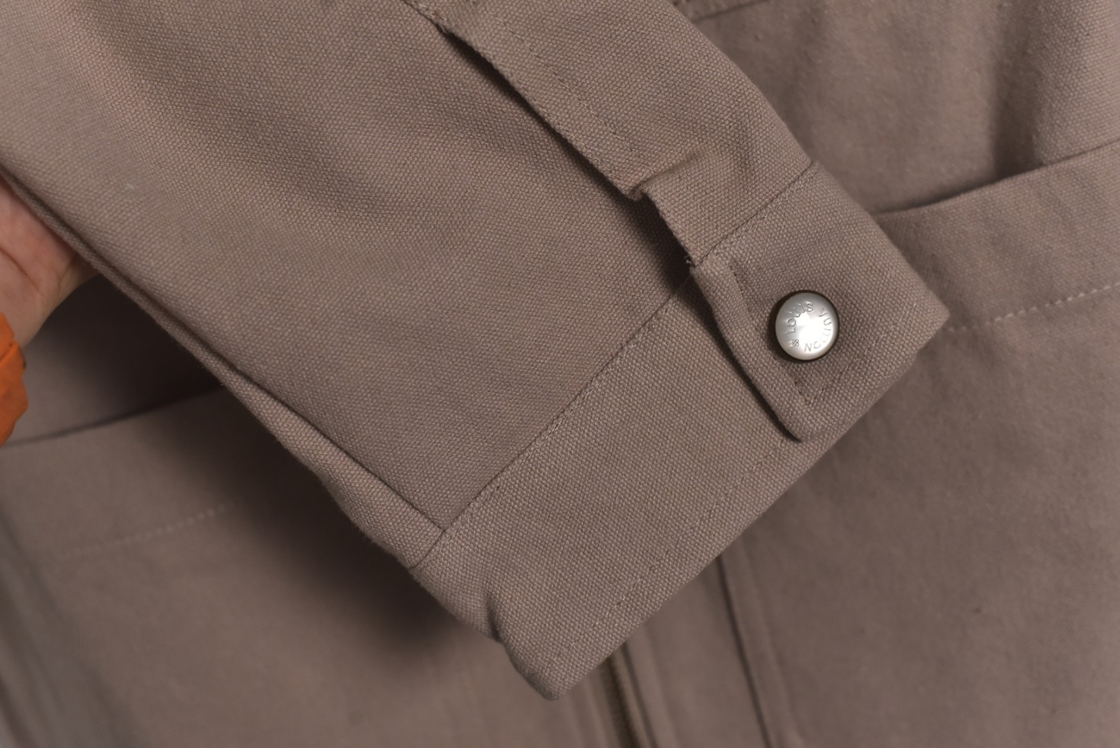 图片[5]-#1v 25ss 口袋镂空老花帆布夹克外套 面料采用高密度棉质水洗帆布面料，工整有型，内里定织高端服饰专用苏美绸，领子采用灯芯绒，激光立体裁剪，还原原版版型，刺绣工艺采用进口绣花机重工刺绣，立体饱满且有型，开模定制皮标，镂空黄铜五金拉链，定制珍珠光面四合扣+链条+饰钉，定制辅料三标 尺码：XS-L【打开穿的话，不用参考体重】-选品中心